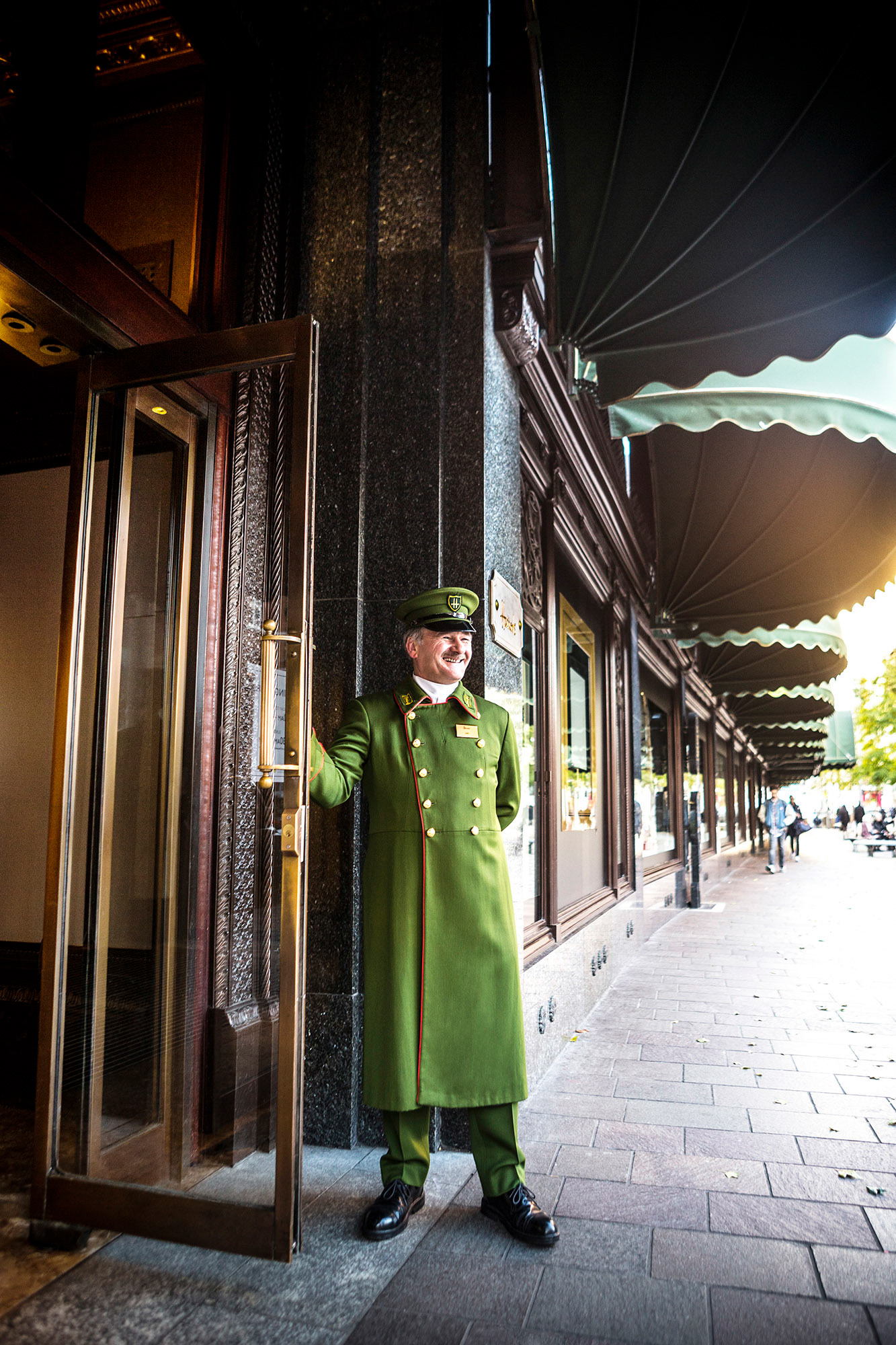 Швейцар. Швейцар Харродс. Harrods швейцары. Harrods вход швейцары. Harrods Green men.