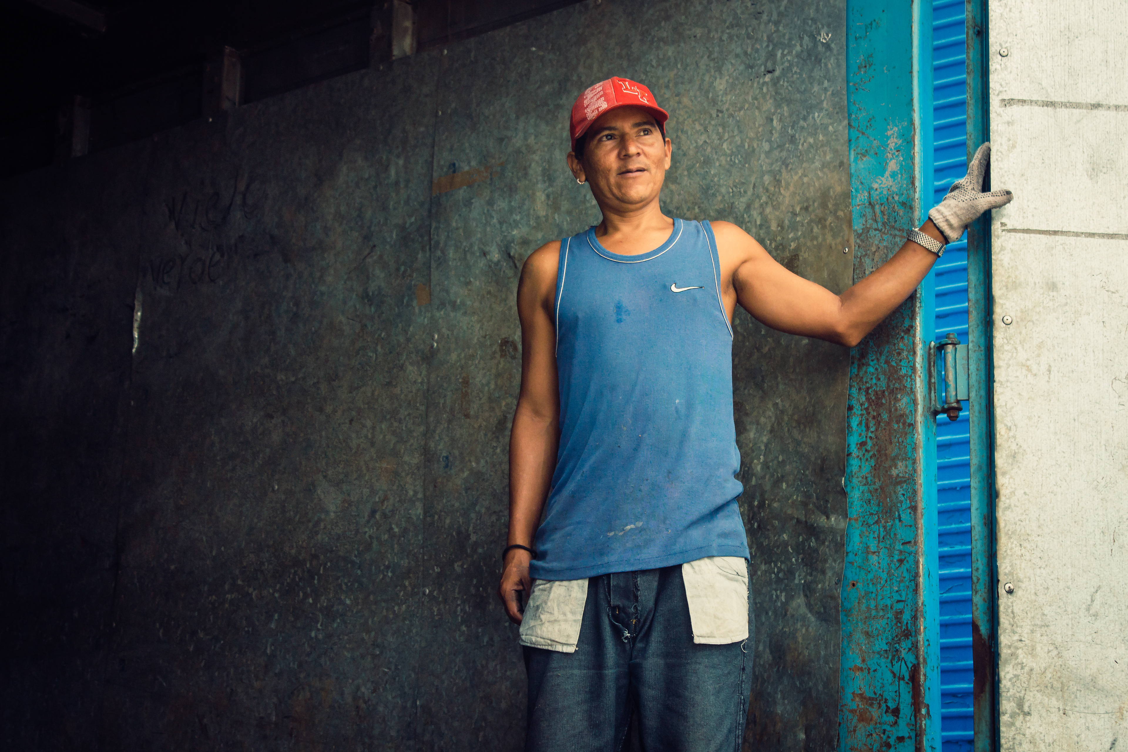 One of the workers hired to disassemble the circus tent. Some of the circus artists also participate in this process. Caracas 2015