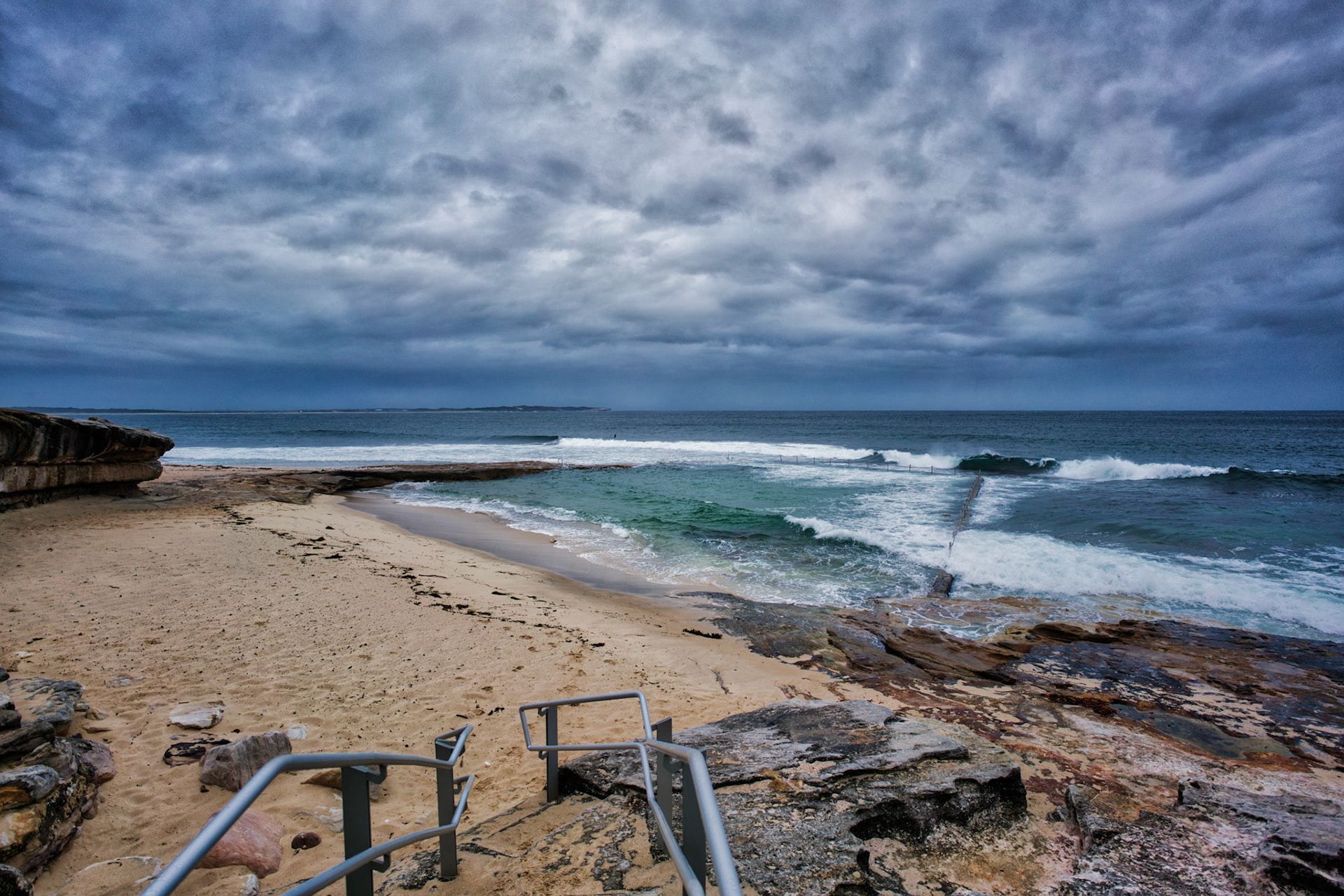After the 40C day yesterday, a Southerly Buster came through and what a change in the weather. The temp dropped about 20C and it rained. Lots of happy people in Sydney