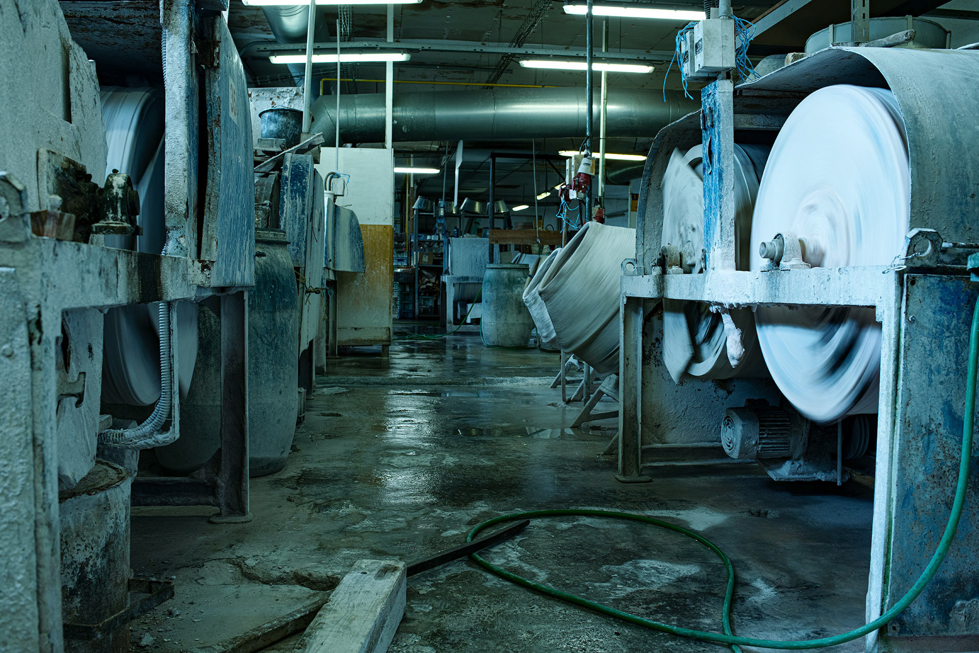 ZDE SE ZA POMOCÍ PÍSKU, VODY A DALŠÍCH PŘÍSAD OHLADÍ KORÁLE DO LESKU ČI MATU