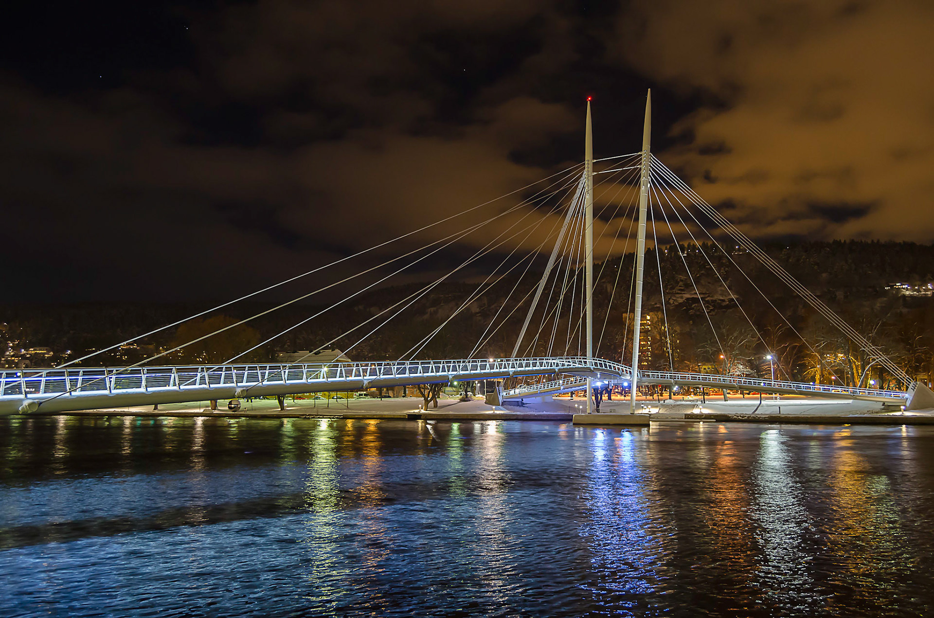 Ypsilon pedestrian bridge by night