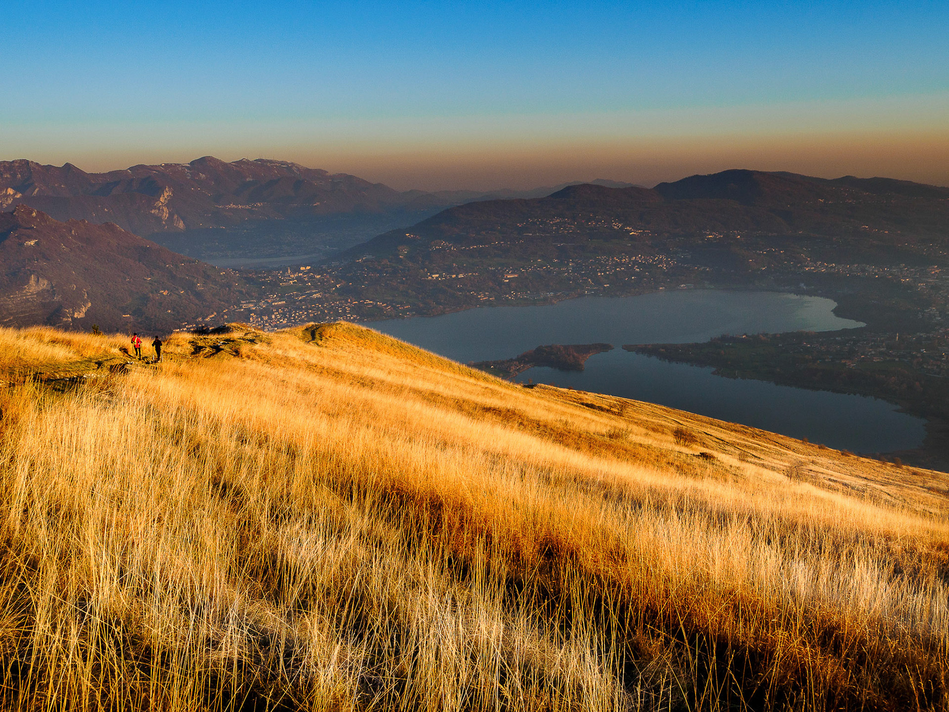 Monte Cornizzolo. Veduta sul lago di Annone e Galbiate.