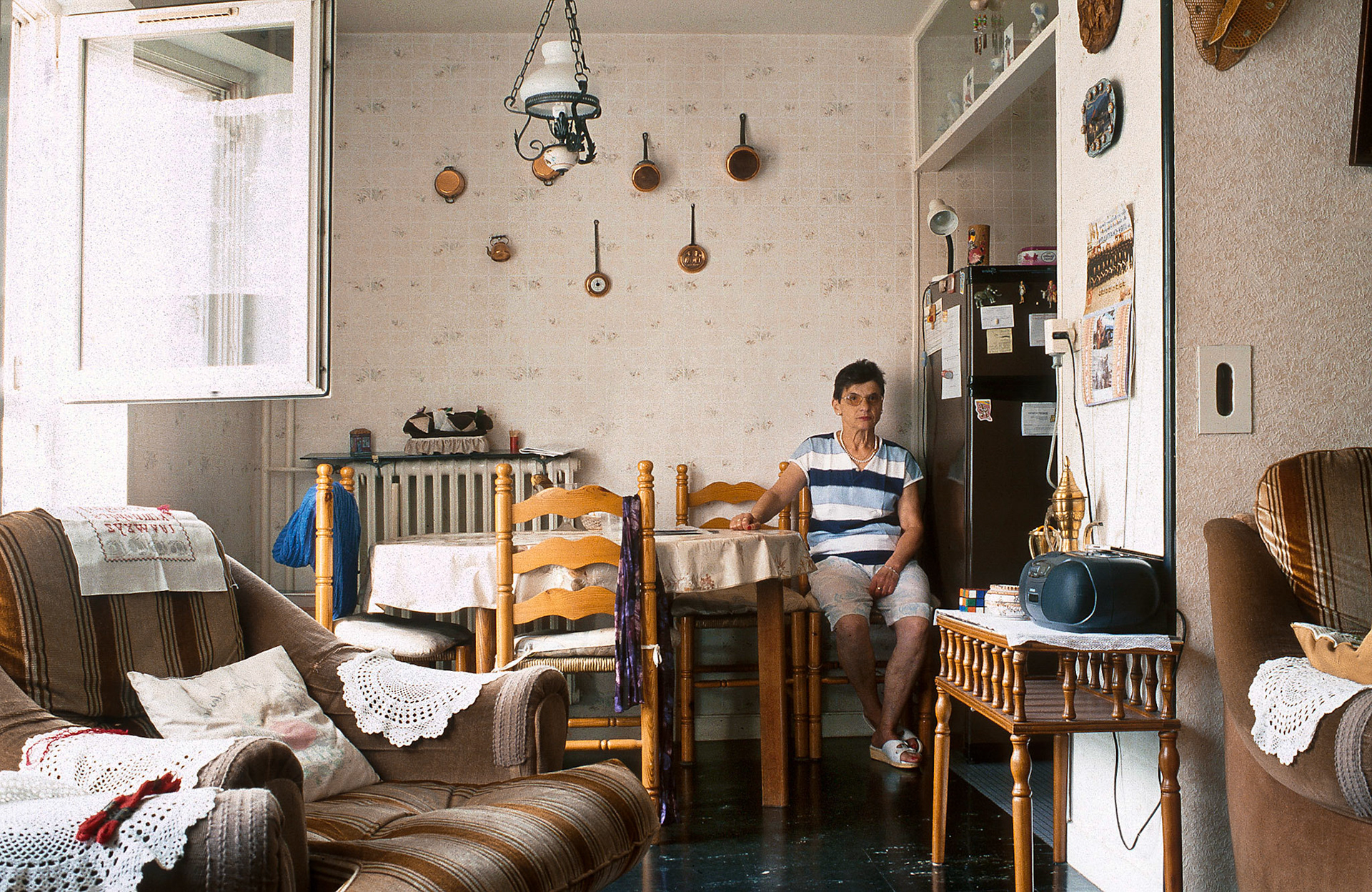 Chez Marie-Louise. « Au 1er étage du 15 rue des Enclos, ce logement vit aux couleurs arméniennes : un CD de Charles Aznavour est posé sur une table basse, la radio diffuse un programme en arménien. Marie-Louise se souvient d’être arrivée il y a trente ans dans un appartement qui sentait encore le neuf et avoir pleuré son XVème parisien les premiers mois. Depuis elle en a fait un refuge qu’elle ne veut pas quitter.»