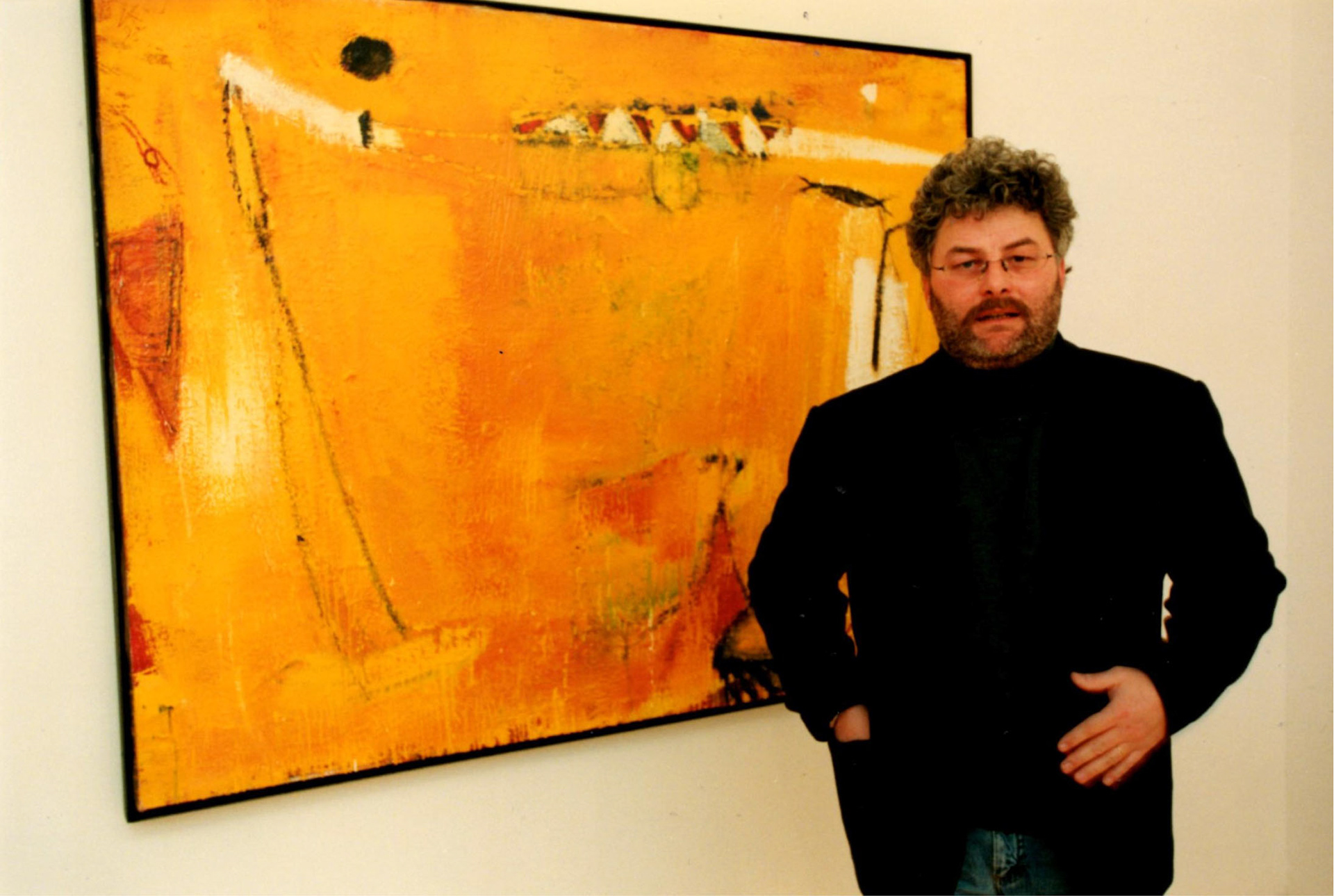 Anatole AK vor einem weiteren Werk aus "Earth Tales"