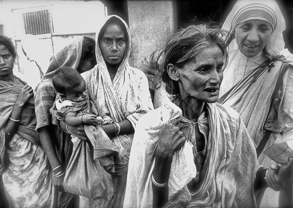 Calcutta, Bengal, India., Dec 22, 1971. Mother Terrsa hands out Christmas gifts to the poor of Calcutta.