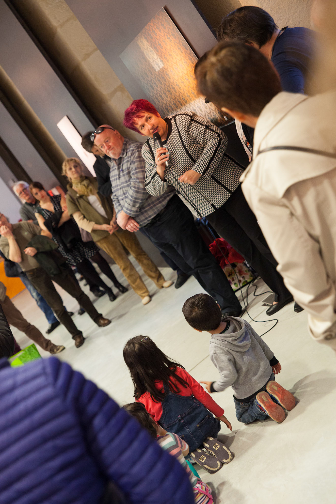 Armelle Huruguen présente l'exposition de Pascal Pérennec à la médiathèque des Ursulines.