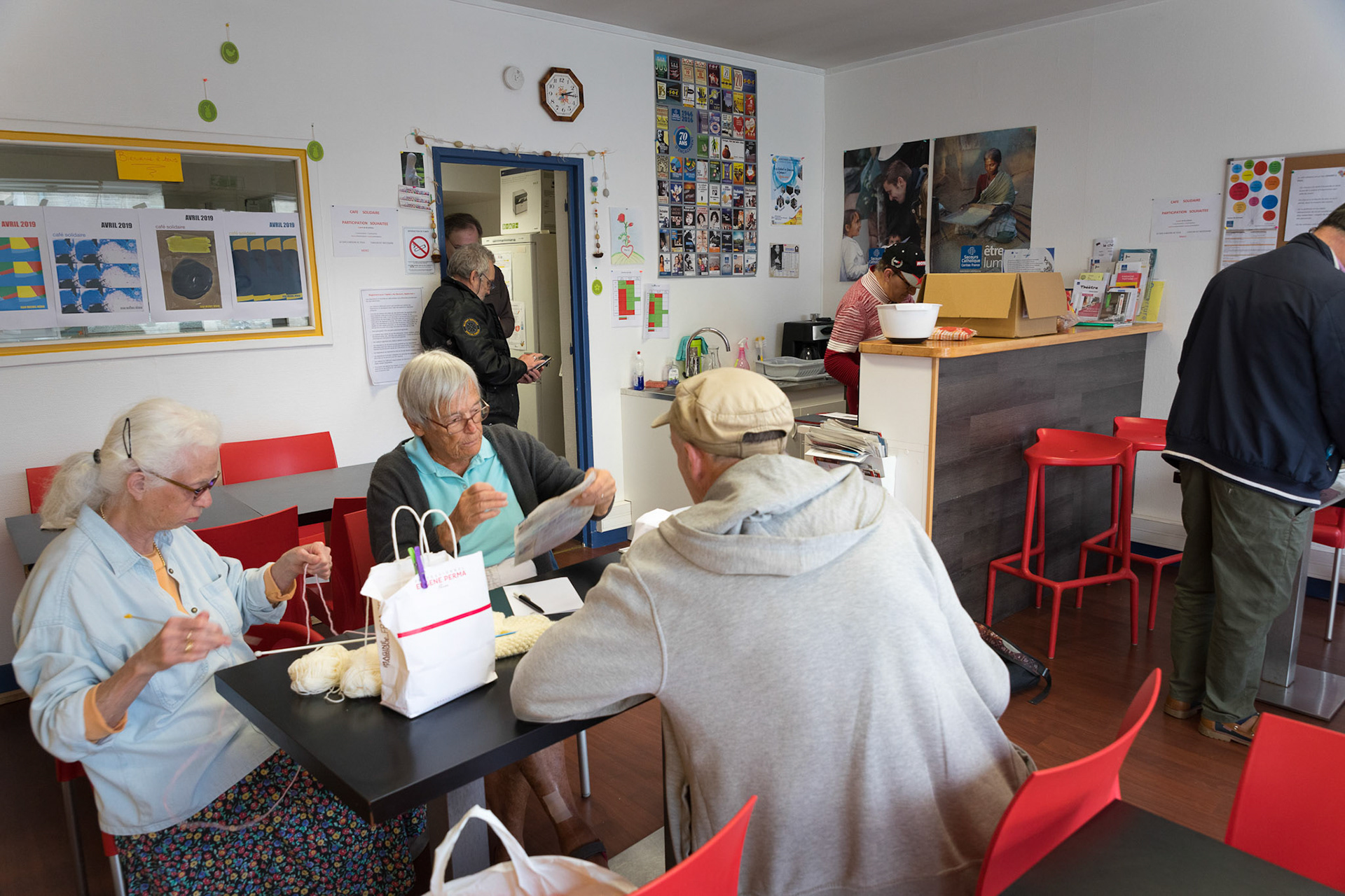 Scène de vie dans le café solidaire du secours catholique de Quimper.