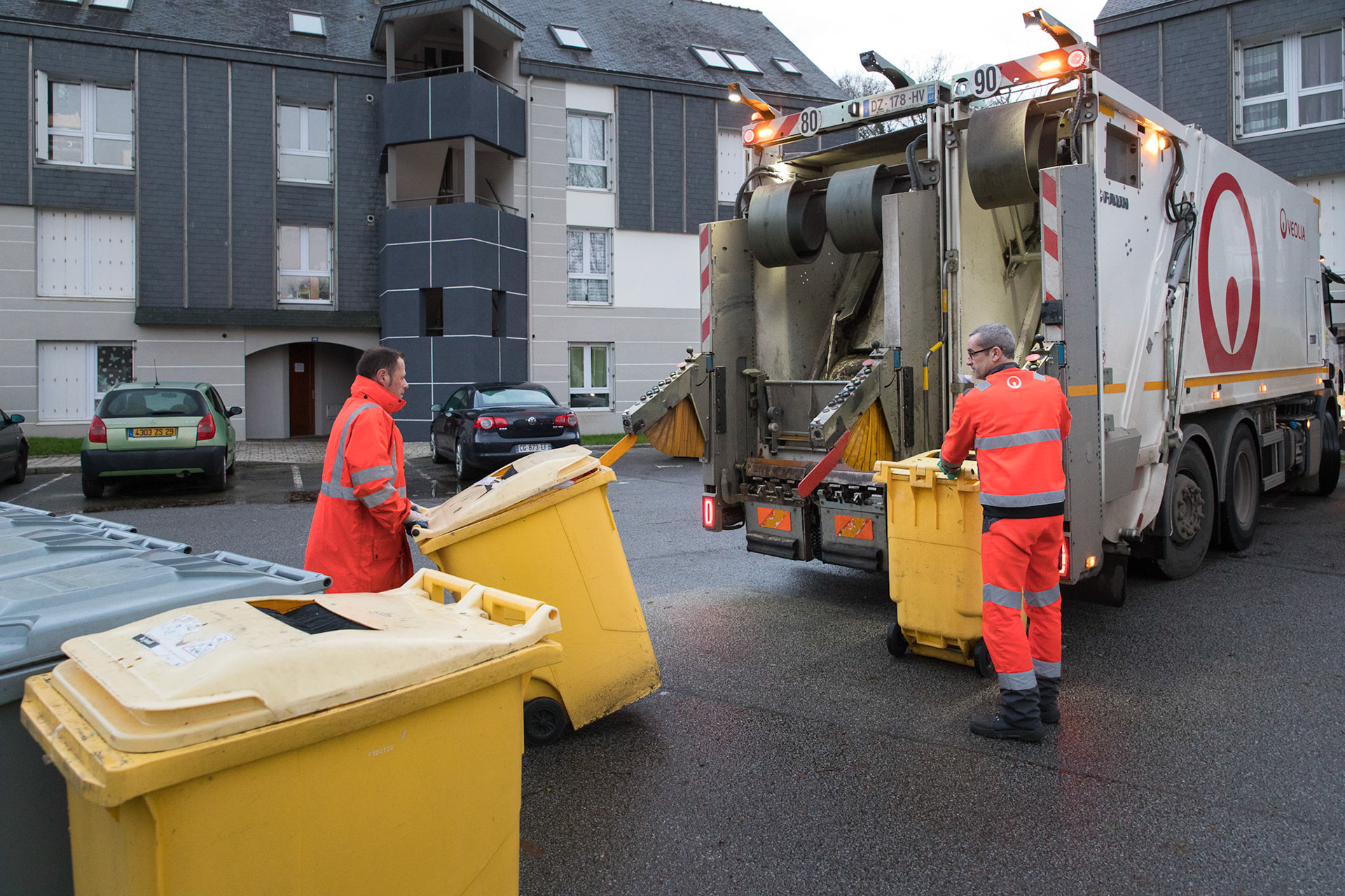 Ramassage des ordures ménagères et des bacs de recyclage par un ripper de Veolia dans la rue Charles Beaudelaire à Quimper.