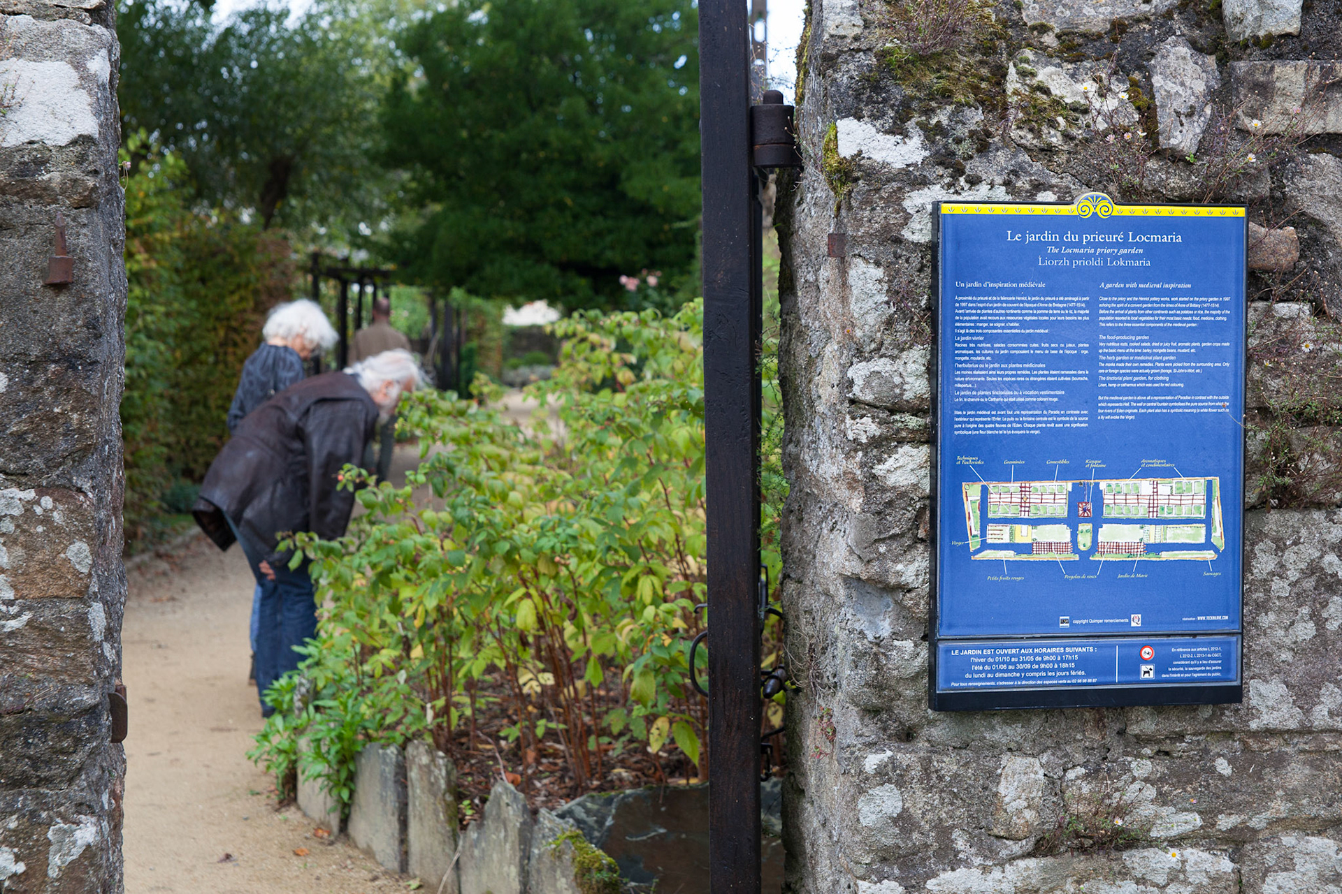 Scène de vie dans les allées du jardin du Prieuré.