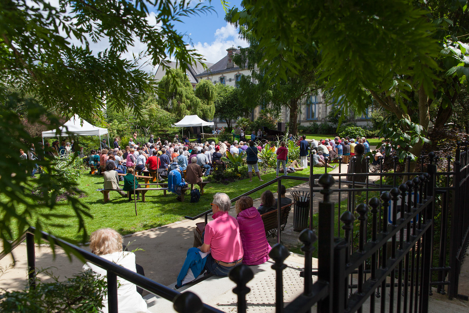 Représentation dans les jardins du pôle Max Jacob.