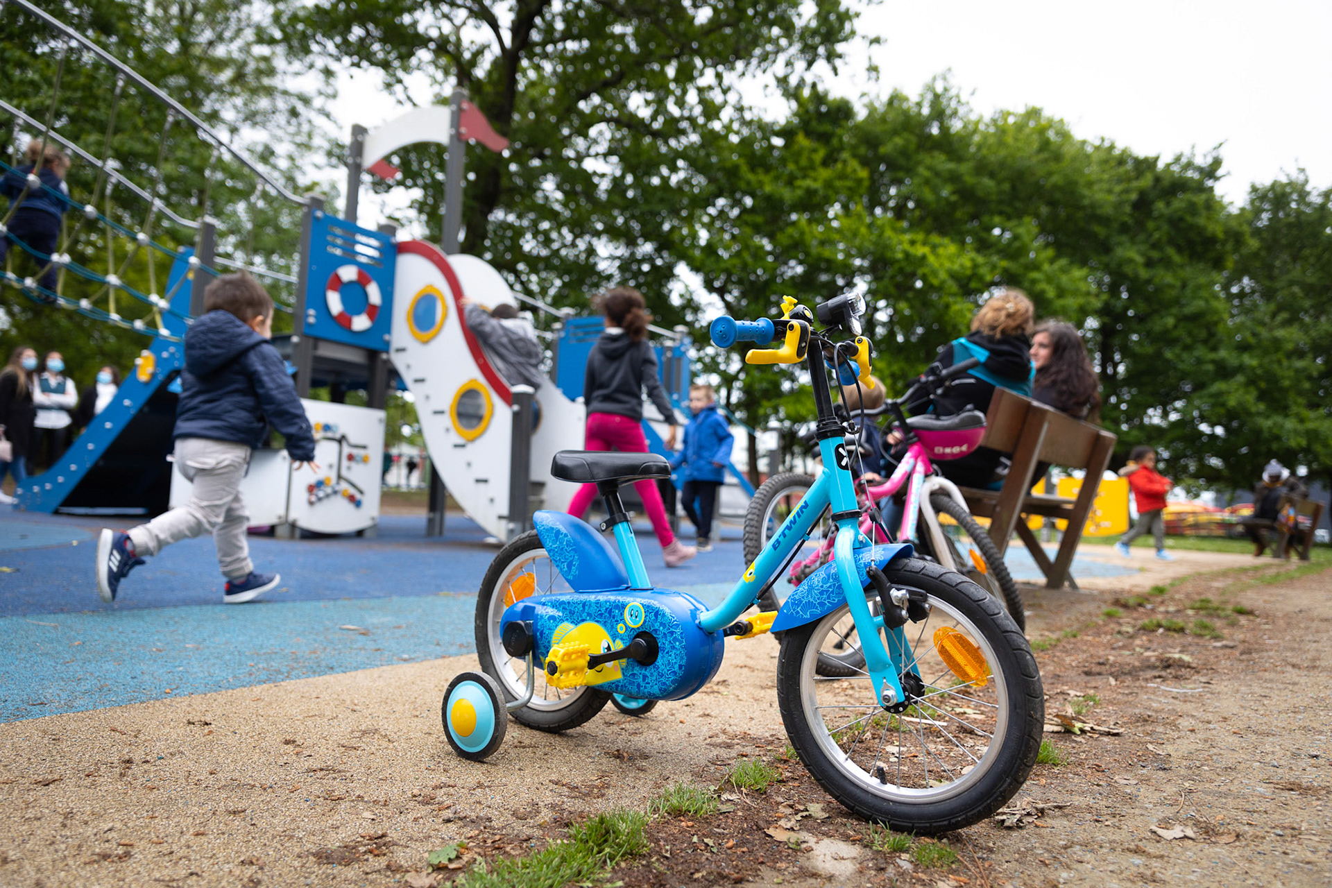 Des enfants jouent dans l'aire de jeux de Creac'h Gwen