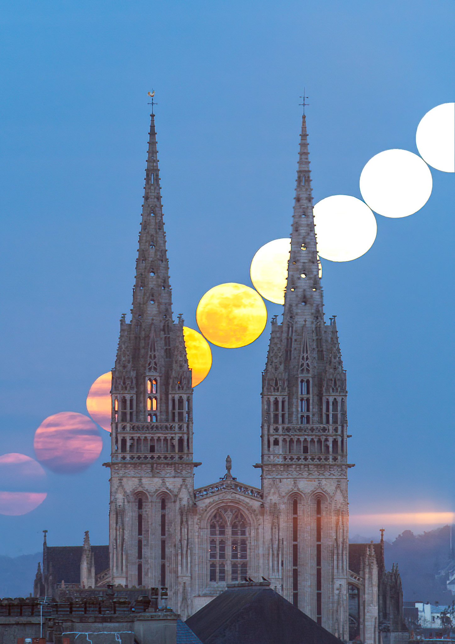 C'est la plus grosse Pleine Lune de 2011. Elle est située à 356 577 km de la Terre à 20h10 (au moment où elle est masquée par la flèche de gauche). Immense, elle s'élève dans le ciel partiellement voilé. Elle affiche un diamètre apparent de 33,5'.