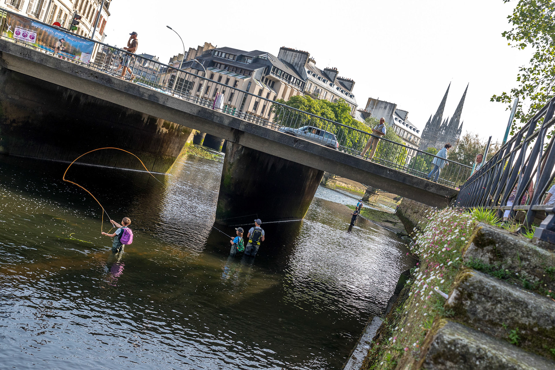 Des pêcheurs dans l'Odet au centre-ville lors de la manifestation "Quimper à la pêche" le 29 juin 2019.