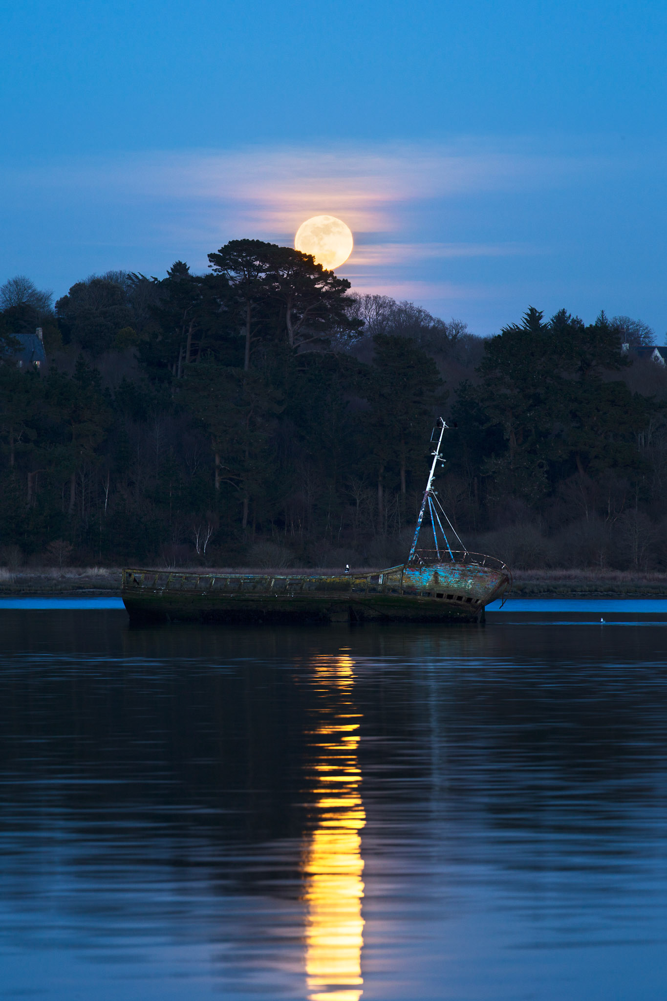 Lever de Pleine Lune sur l'épave de la Baie de Kérogan à Quimper