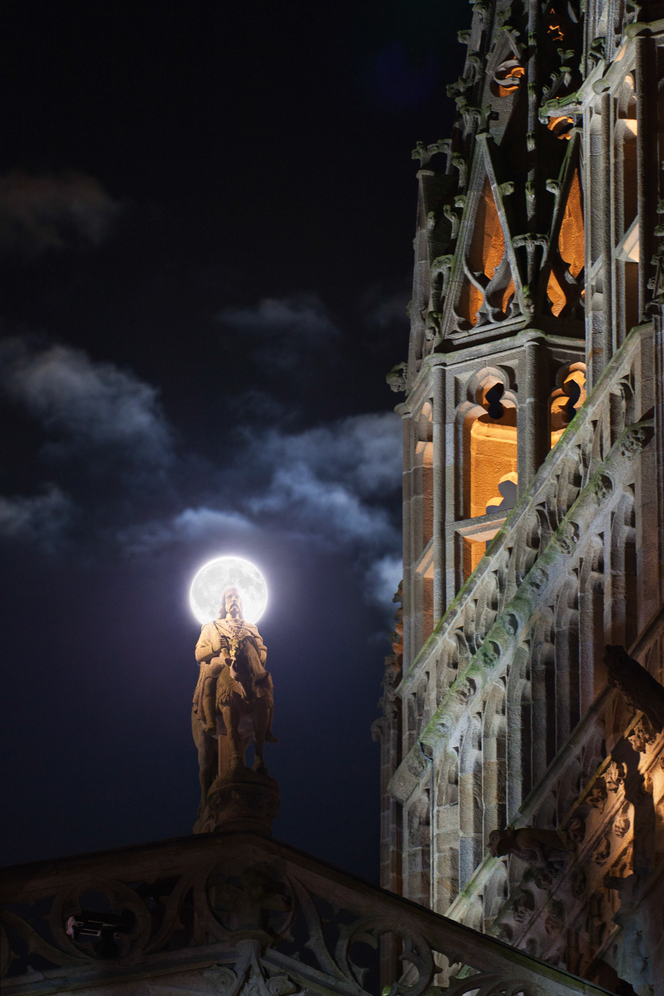 La Pleine Lune de l'équinoxe d'automne fait office de couronne à la statue du roi Gradlon qui orne la cathédrale de Quimper.