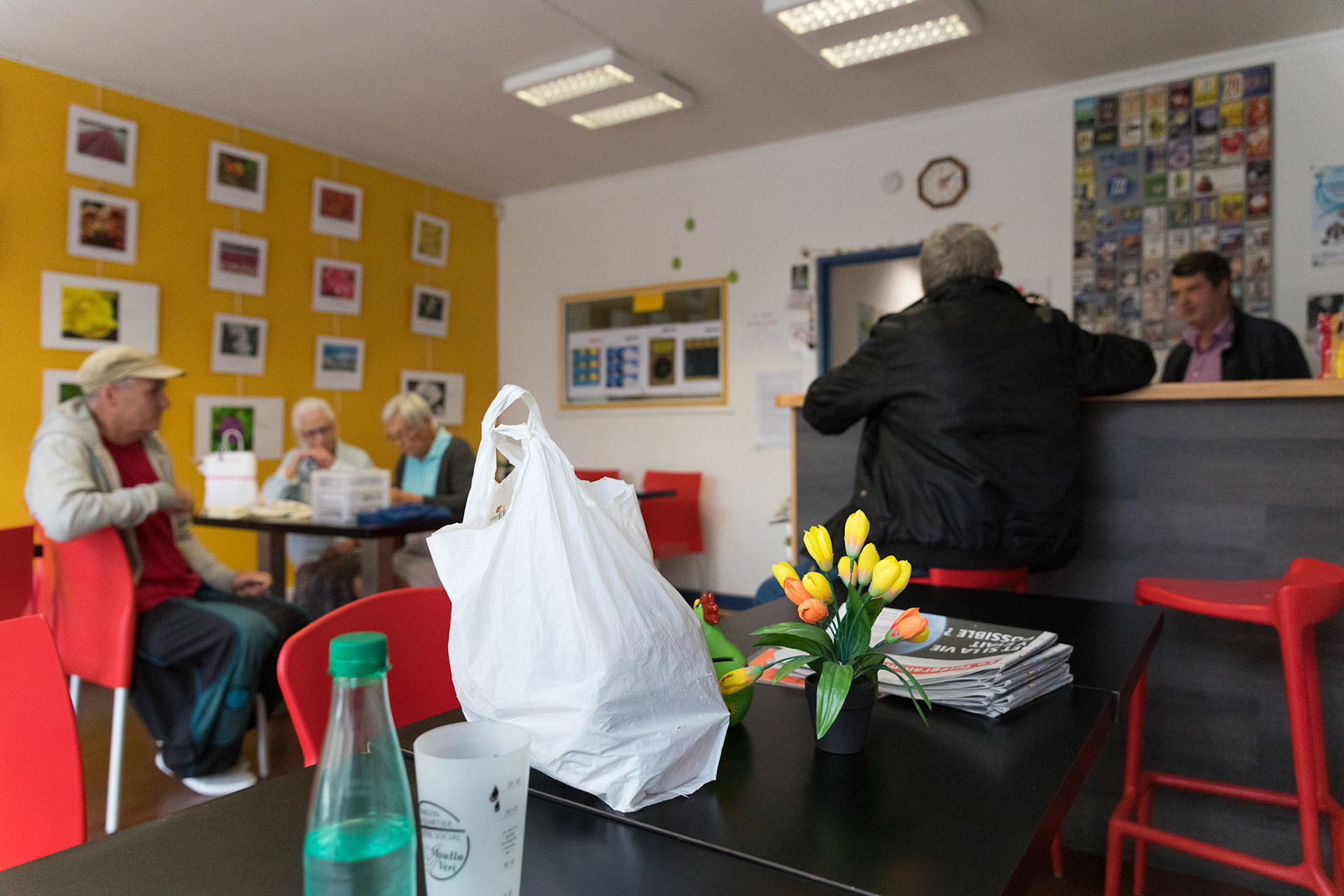 Scène de vie dans le café solidaire du secours catholique de Quimper.