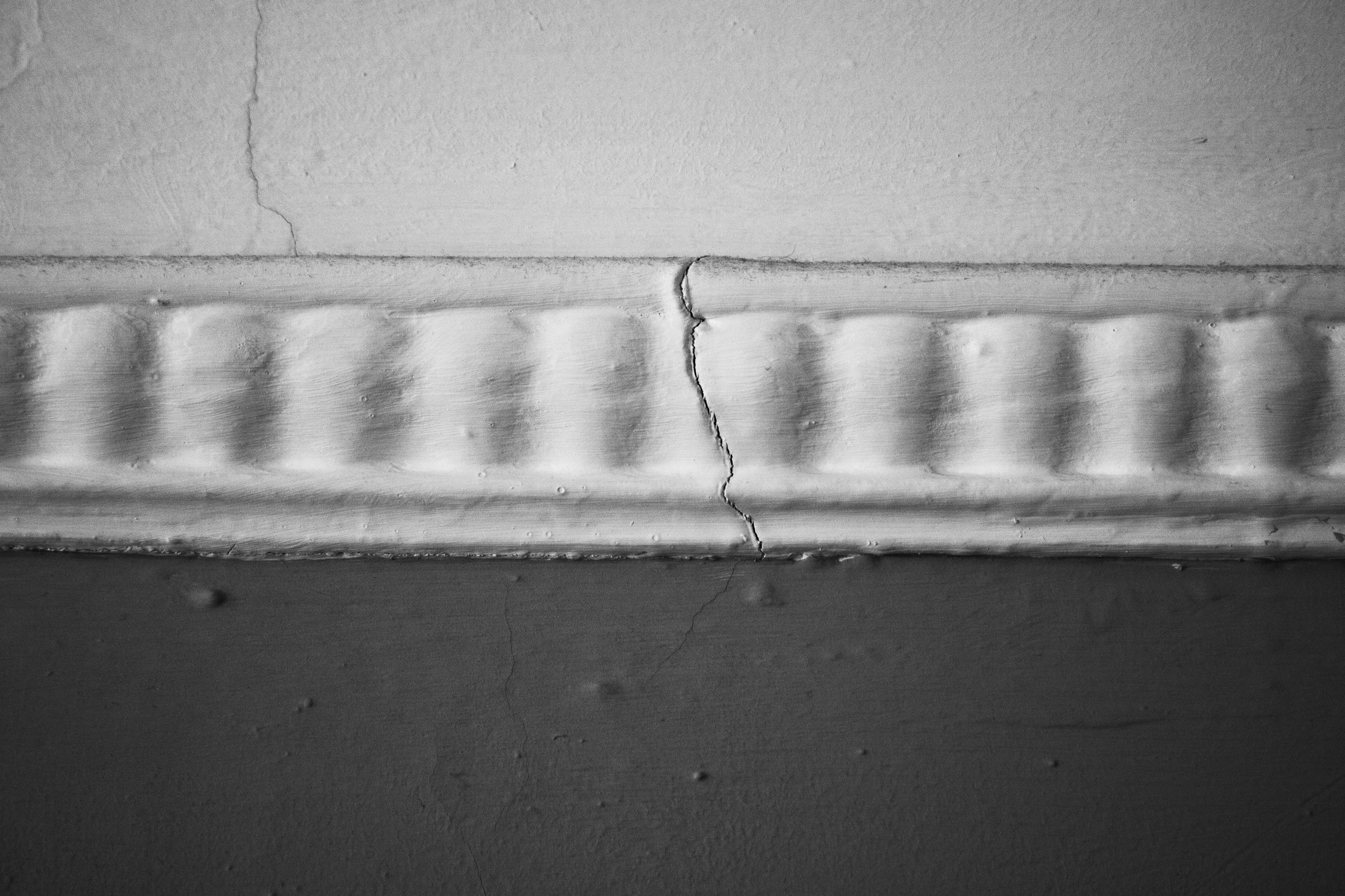 Crack in the border of ceiling