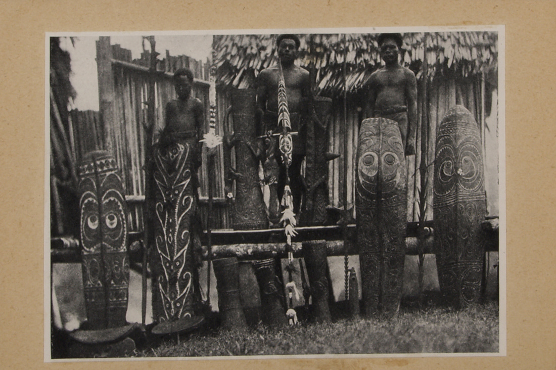 Männer aus dem Sepik-Gebiet mit Schildern und Schlitztrommeln. Unidam Digitale Signatur: #226796, Inv.Nr. B1A_99N-45.