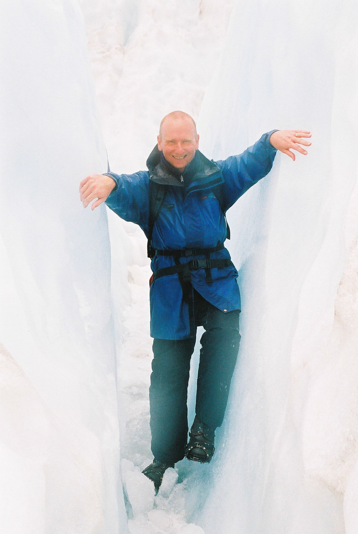 Alex between two walls of ice