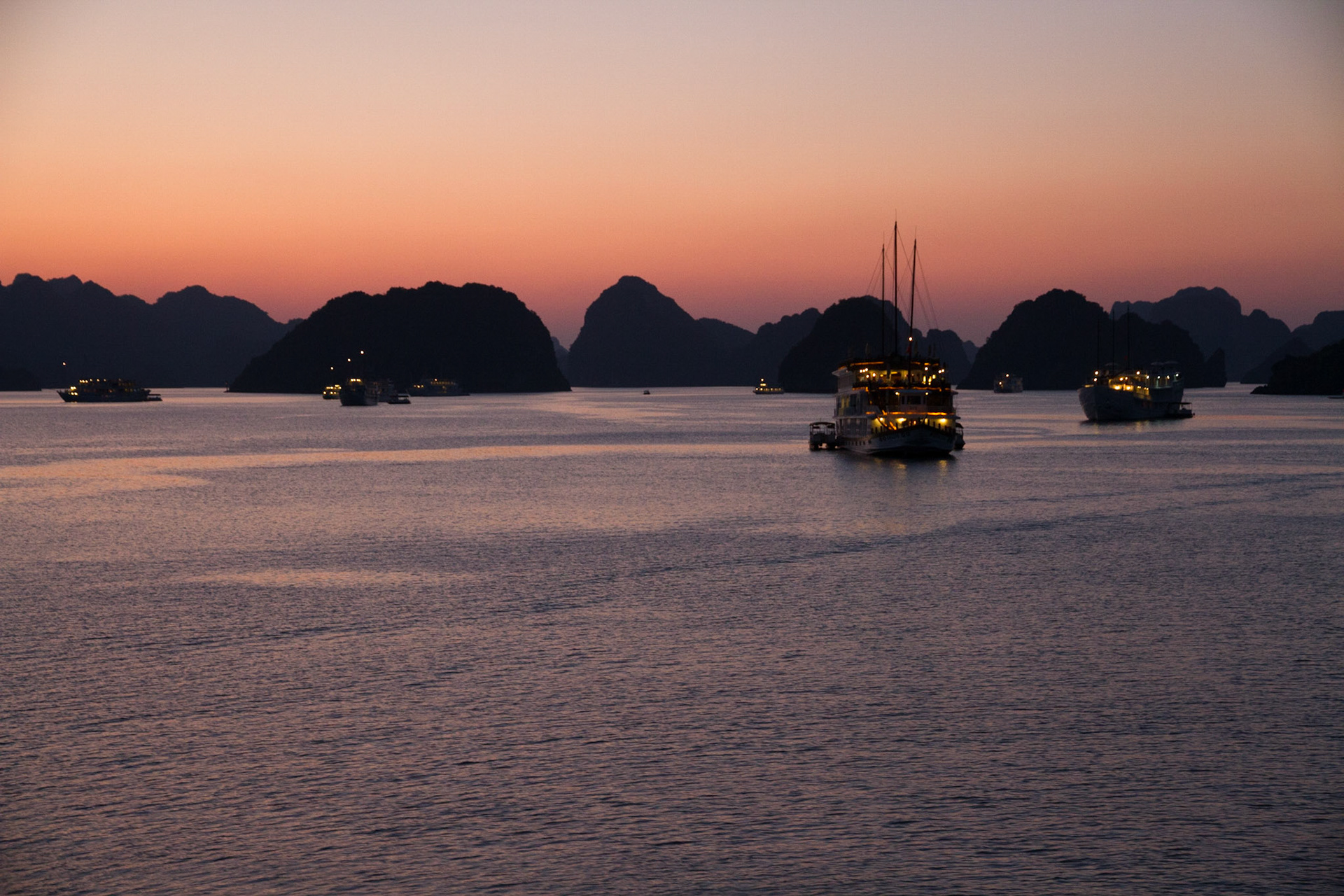 Sun setting, Halong Bay
