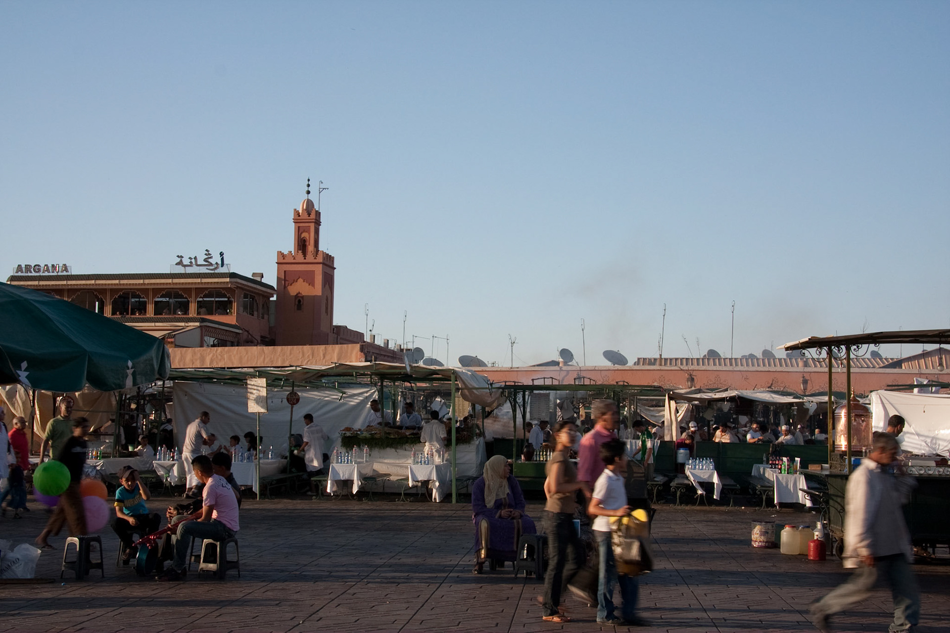Place Djemaa el Fna in the evening... note the satellite dishes!