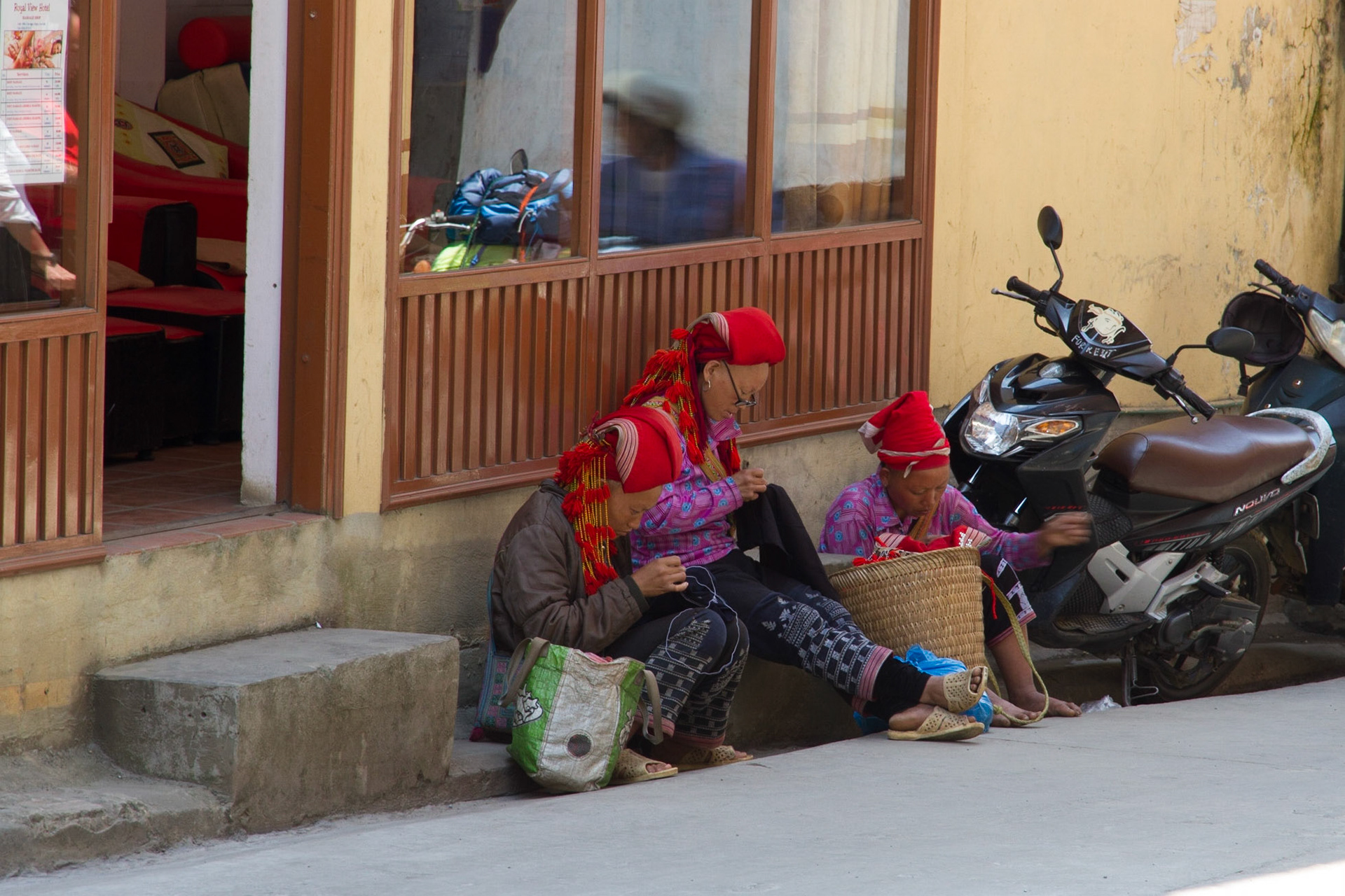 Red Dao ladies sewing