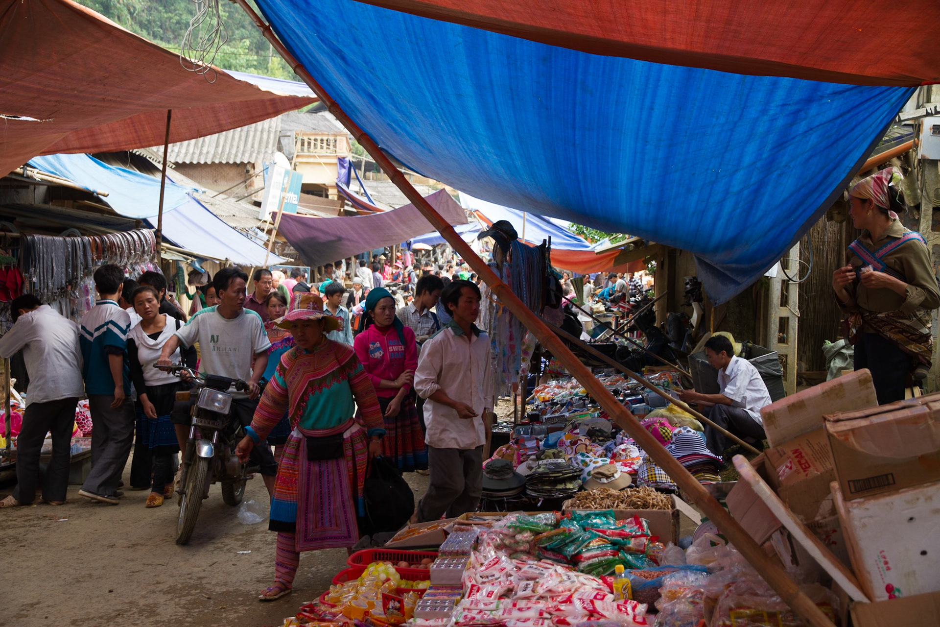Lung Khau Nhin market - mix of tradition and modern