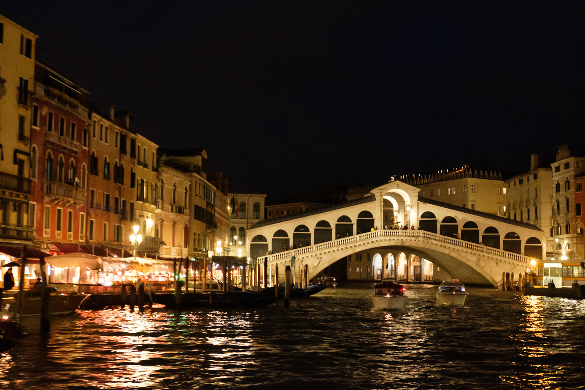 Ponte Di Rialto at night