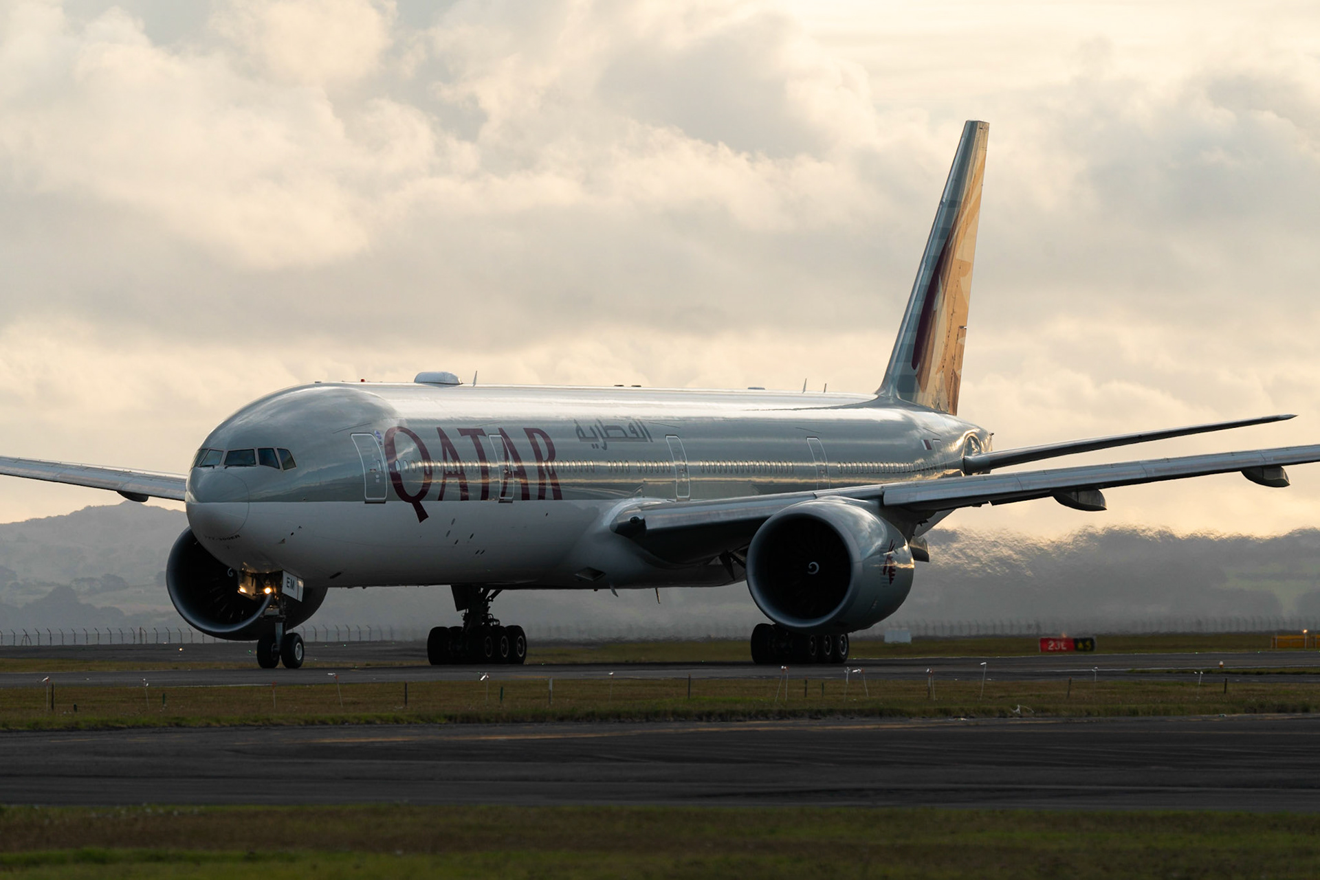 Qatar Airways Boeing 777-300ER A7-BEM departing Auckland.