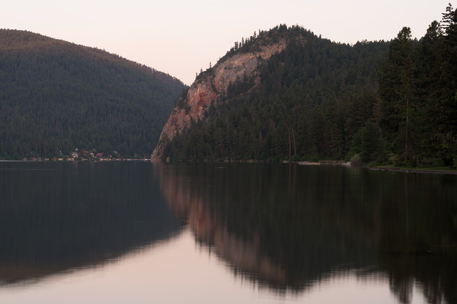 Early morning at Paul Lake, naer Kamloops, British Columbia.