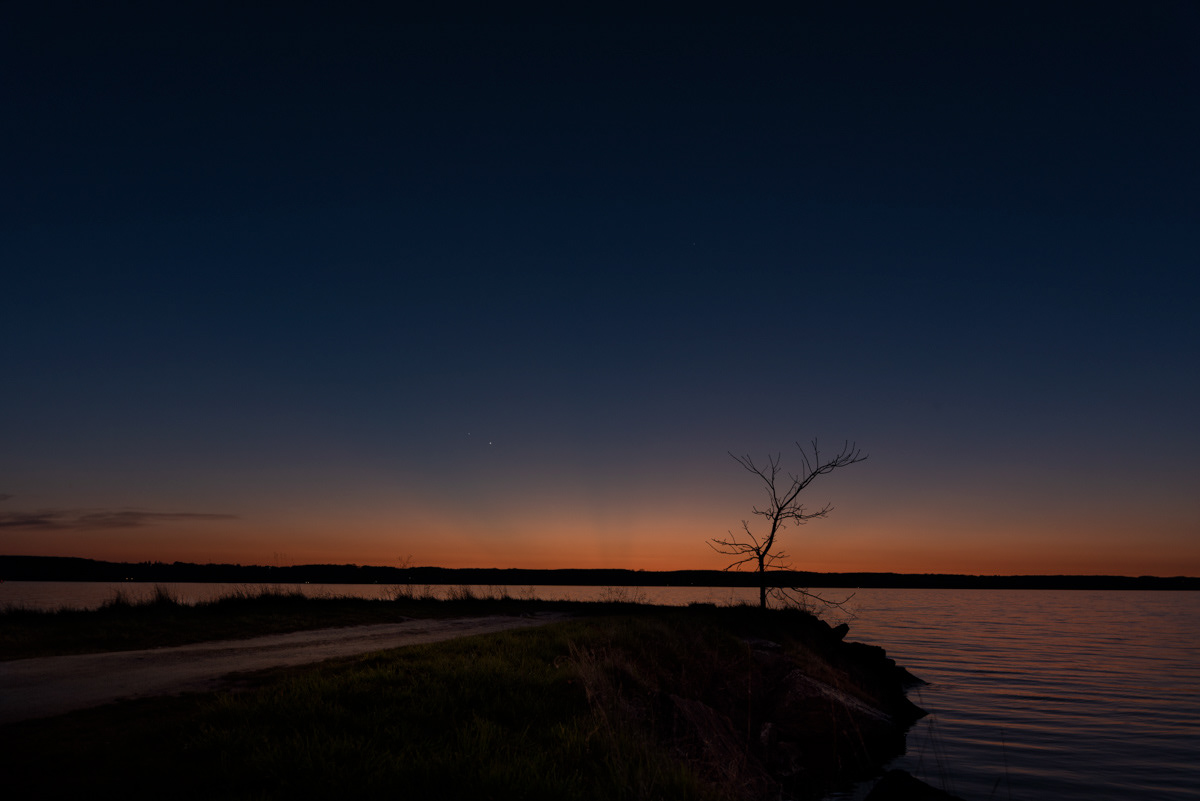 Mercury and Venus setting over Georgian Bay © Irwin Seidman