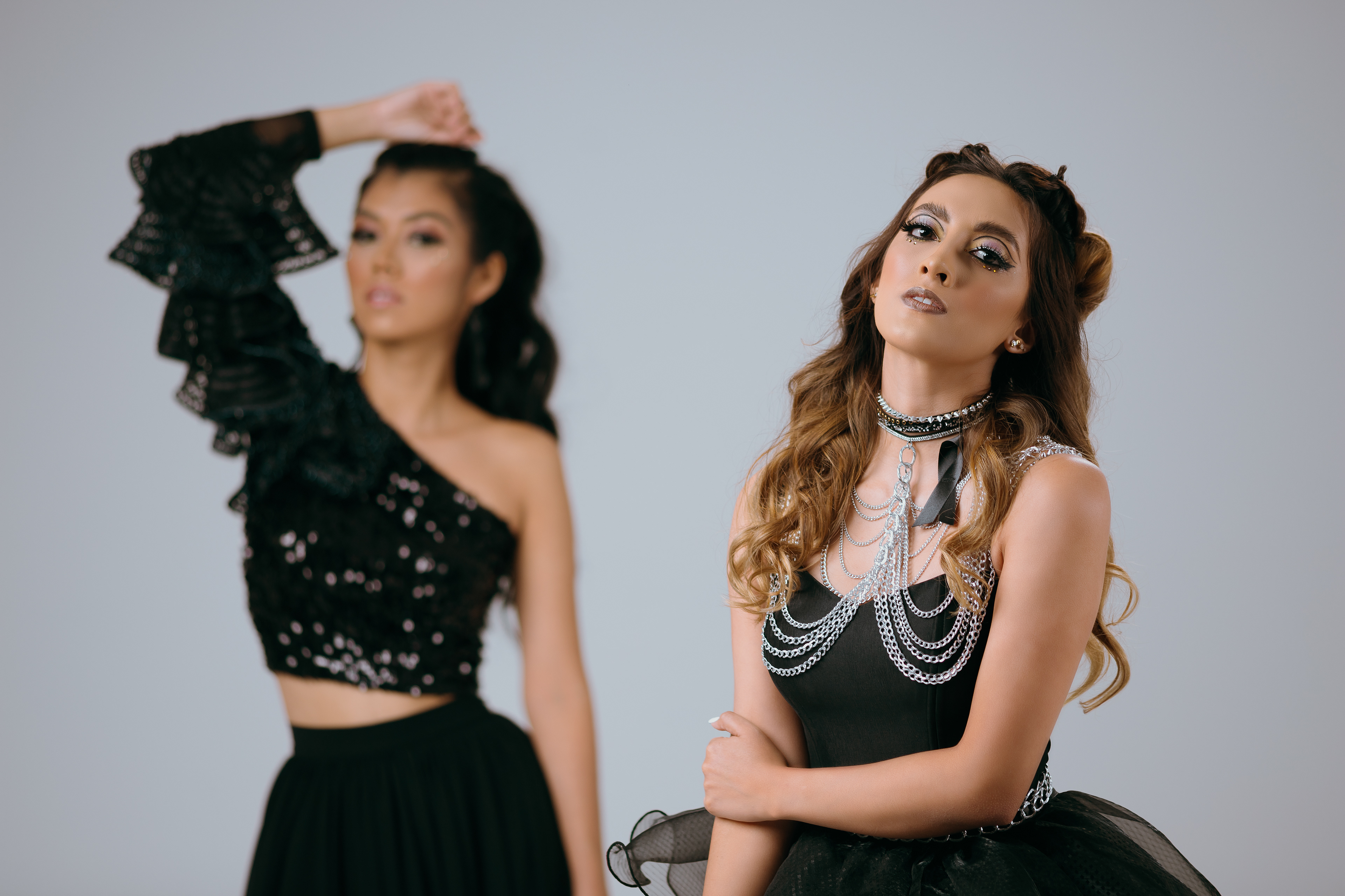 Foto: Miguel Cárdenas MUA: Gabriela Mota Modelos: Adela Yamili & Rossy Villegas Diseño: Dalia López