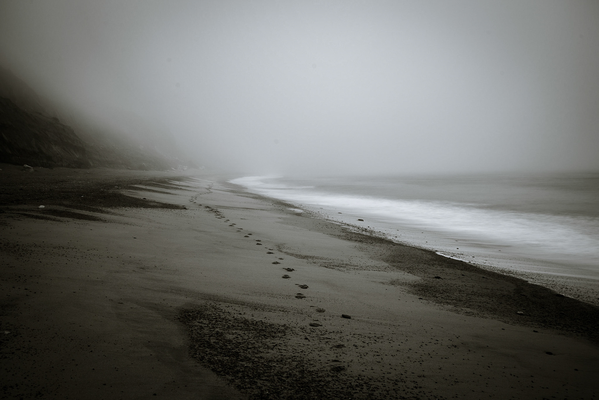 Rain beach. Море в тумане. Туманное море. Берег туман. Побережье в тумане.