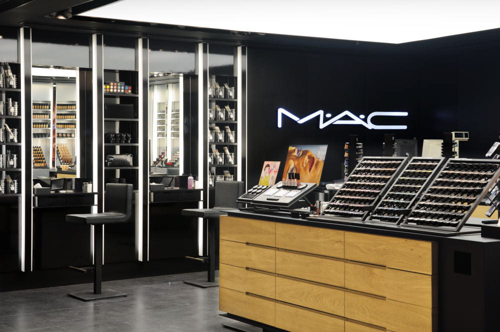 Mac shop ru. Магазин косметики мас. Mac магазин косметики. Mac Cosmetics магазины. Интерьеры магазина Mac.