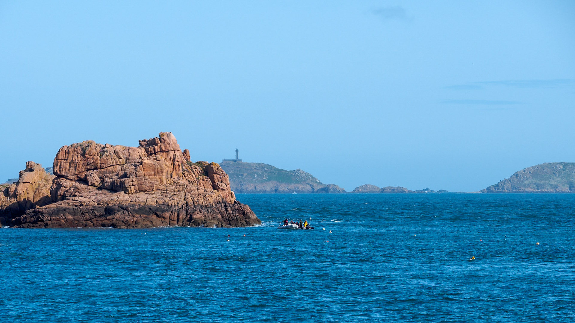The smaller the boat, the greater the adventure, they get you right in the middle of things. The rocky coast of Bretagne offers plenty of opportunities. This image, at focal length 137mm shows strong compression: the nearby rock is about 250 meters awy, Ile Bono in the background is about 5 km away!