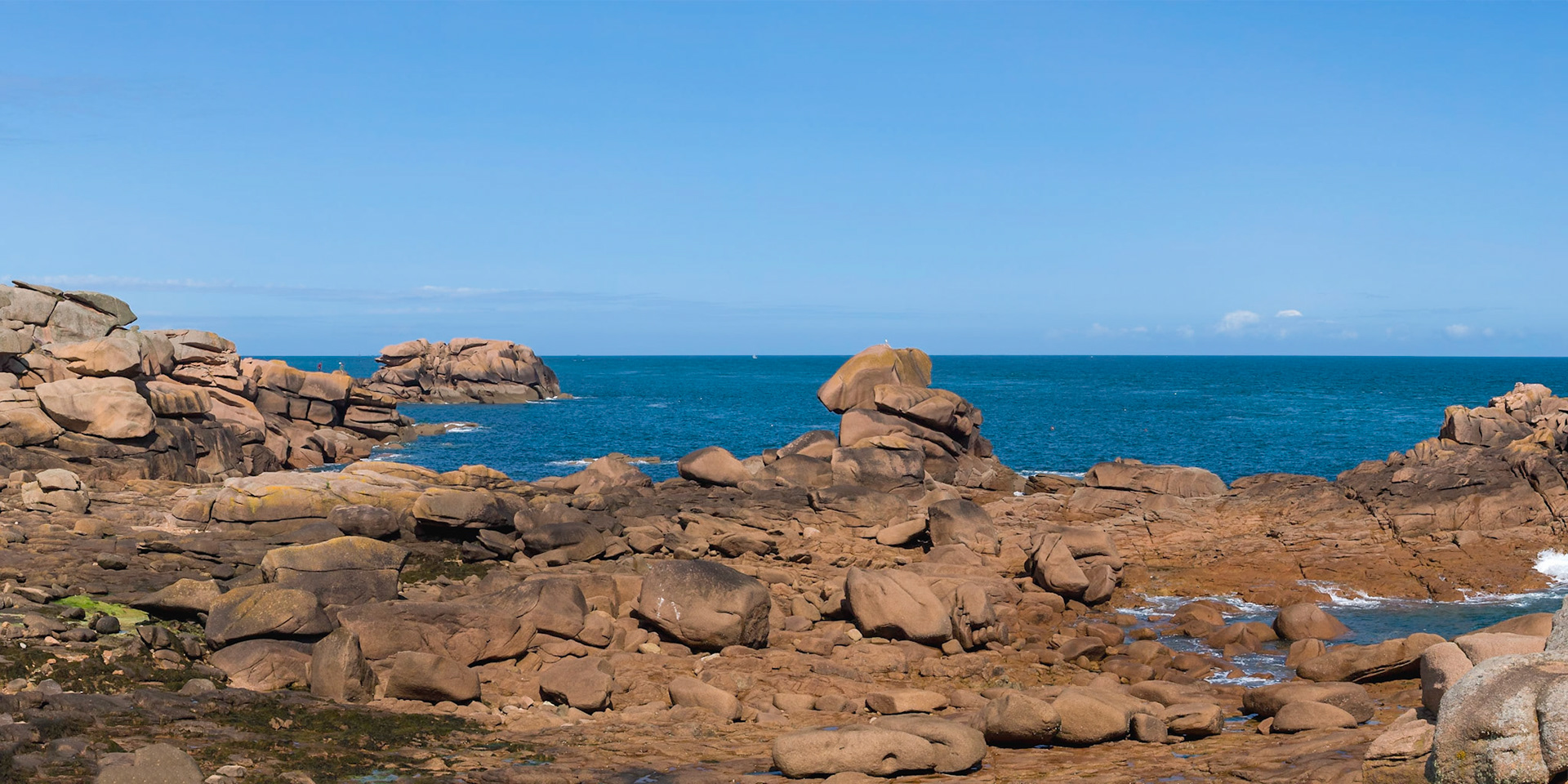 Along the coast of Brittany are littered these pink granite boulders in all shapes and sizes, sometimes it is hard to believe this all nature's work. Amazing how these rocks stay in place in what often seem to be instable compositions.
