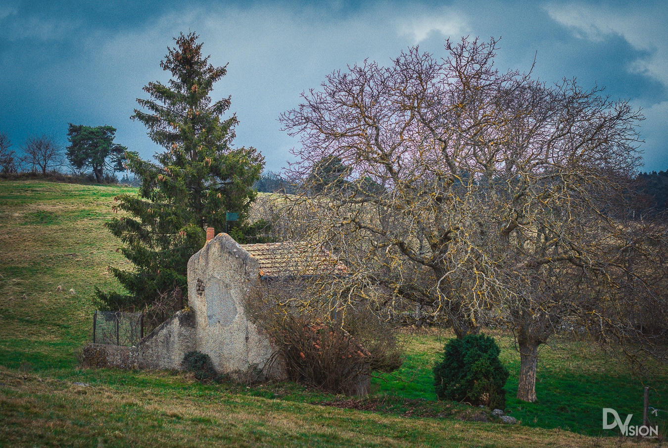 ancienne bâtisse perdu dans la campagne de la Haute-Loire