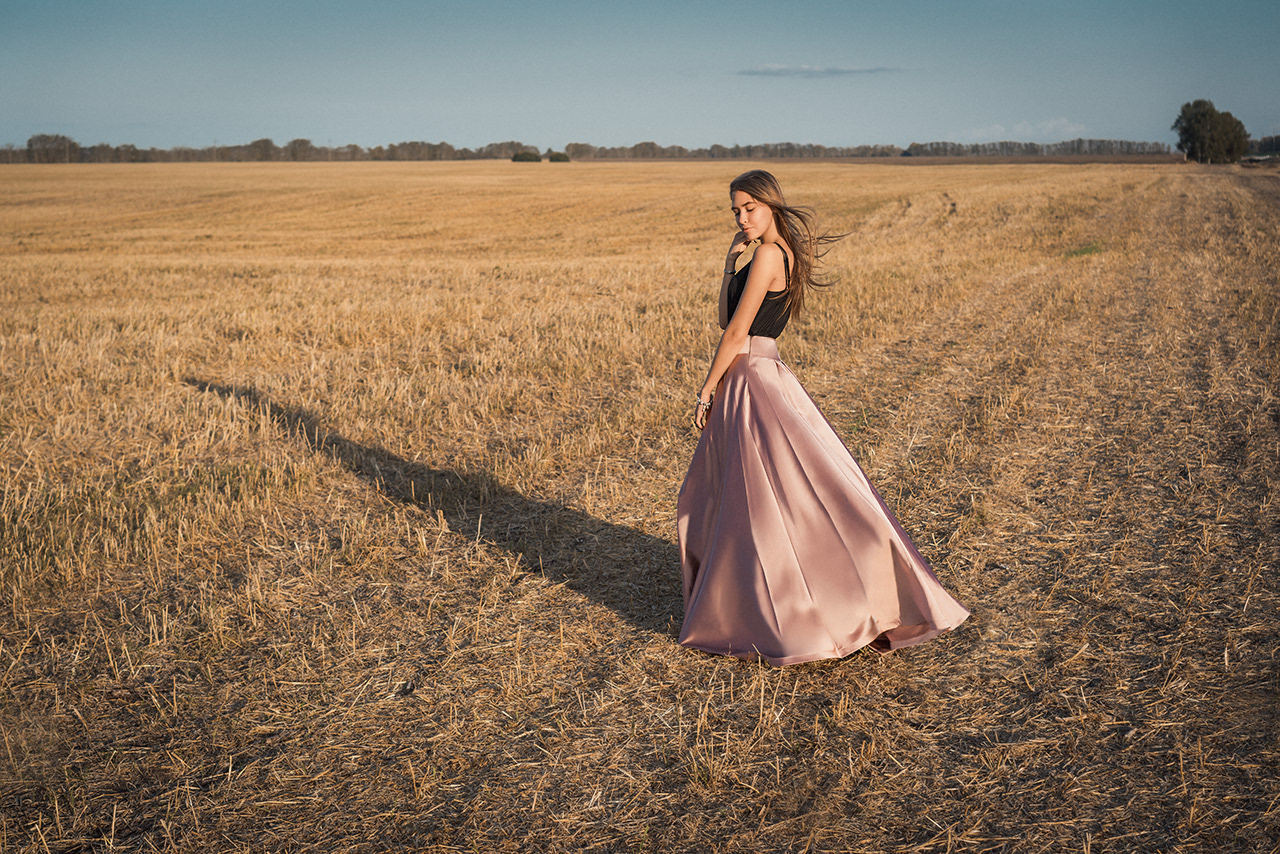 Платье на ветру в поле