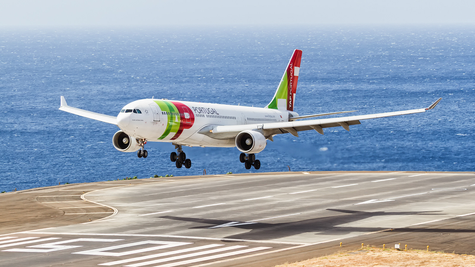 Resultado de imagen para Funchal Airport TAP