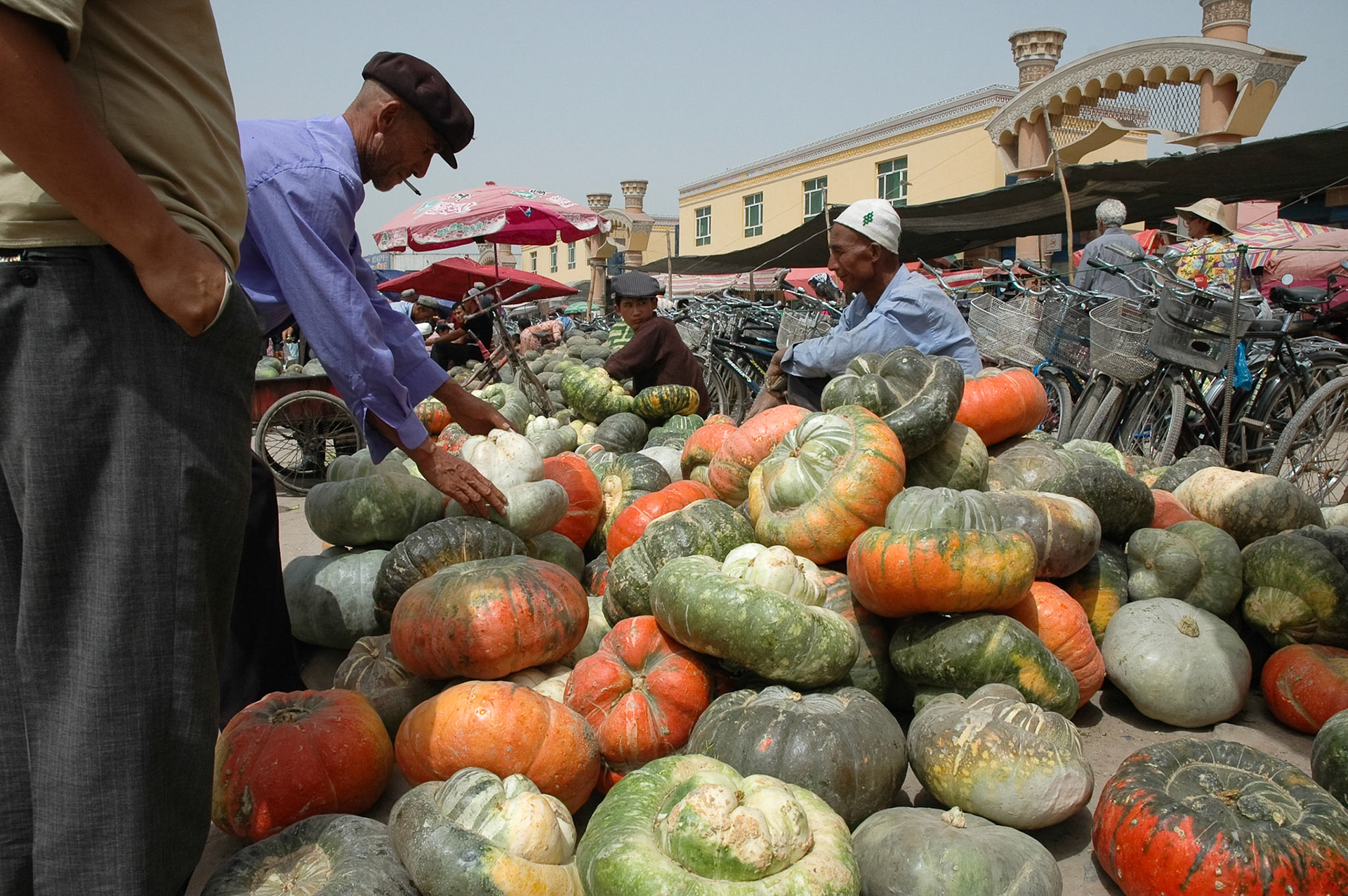 Pumpkin stall outside Yam Bazaar (Kashgar, China)