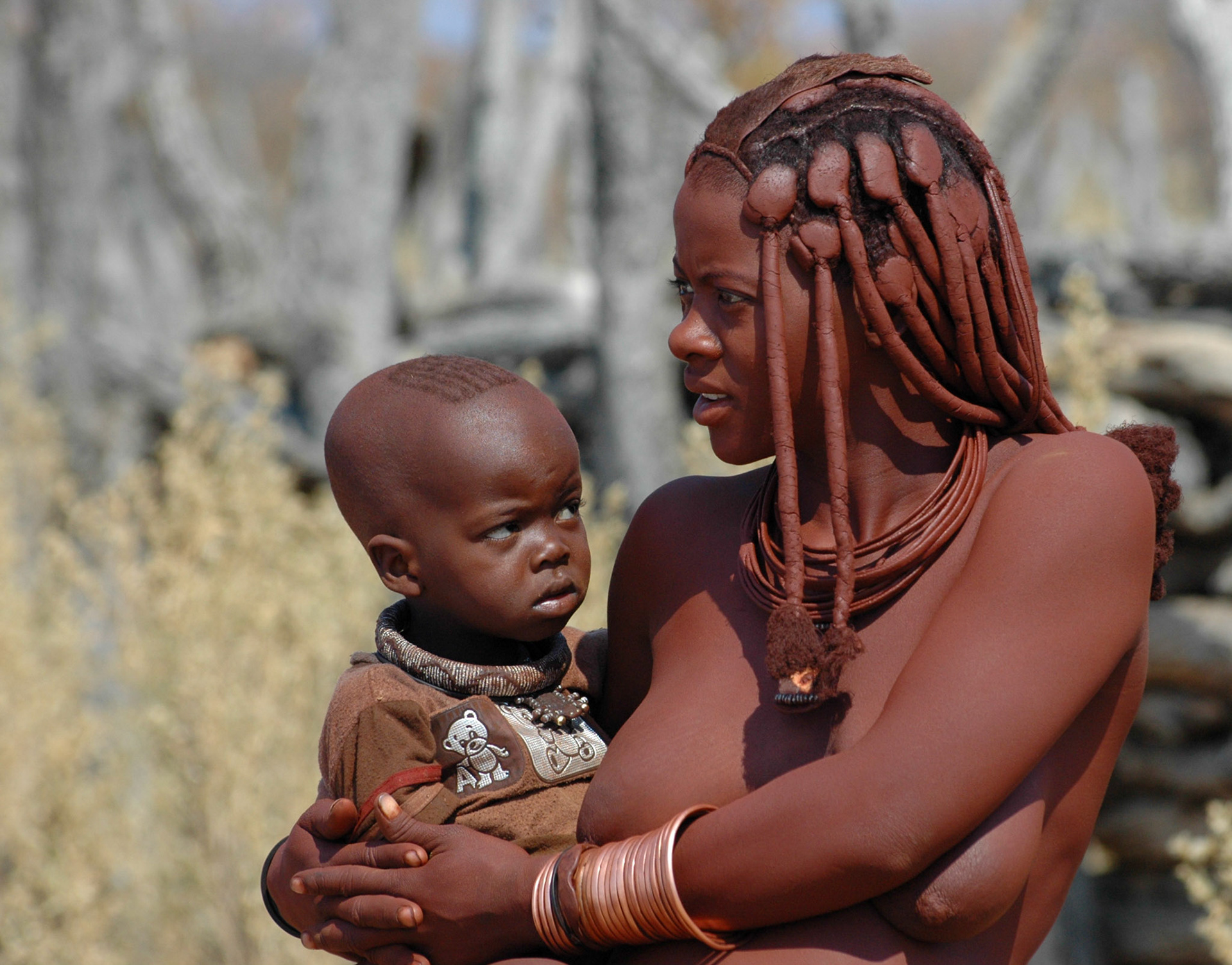 Himba women cover themselves with a mixture of butter, ashes and ochre which results in a beautiful skin and a strong stirring smell.