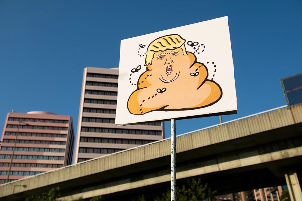 Protesto anti-Trump junto à embaixada dos EUA