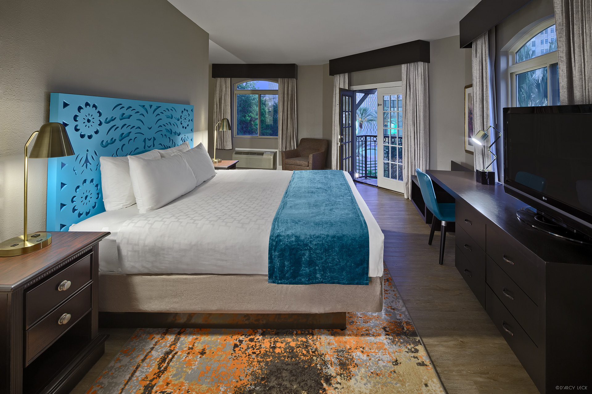 Hospitality photographer D'Arcy Leck photographs a guest suite of the Hotel Indigo San Antonio Riverwalk