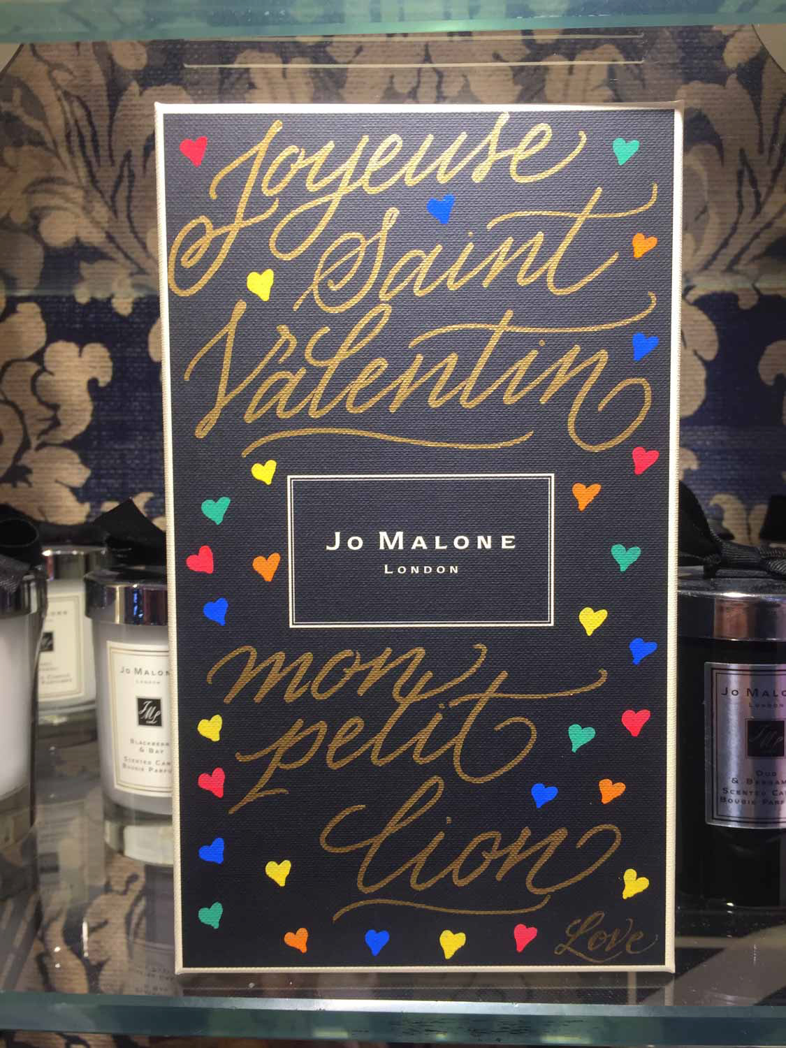 Calligraphie sur packaging Jo Malone au corner des Galeries Lafayette Haussmann Paris