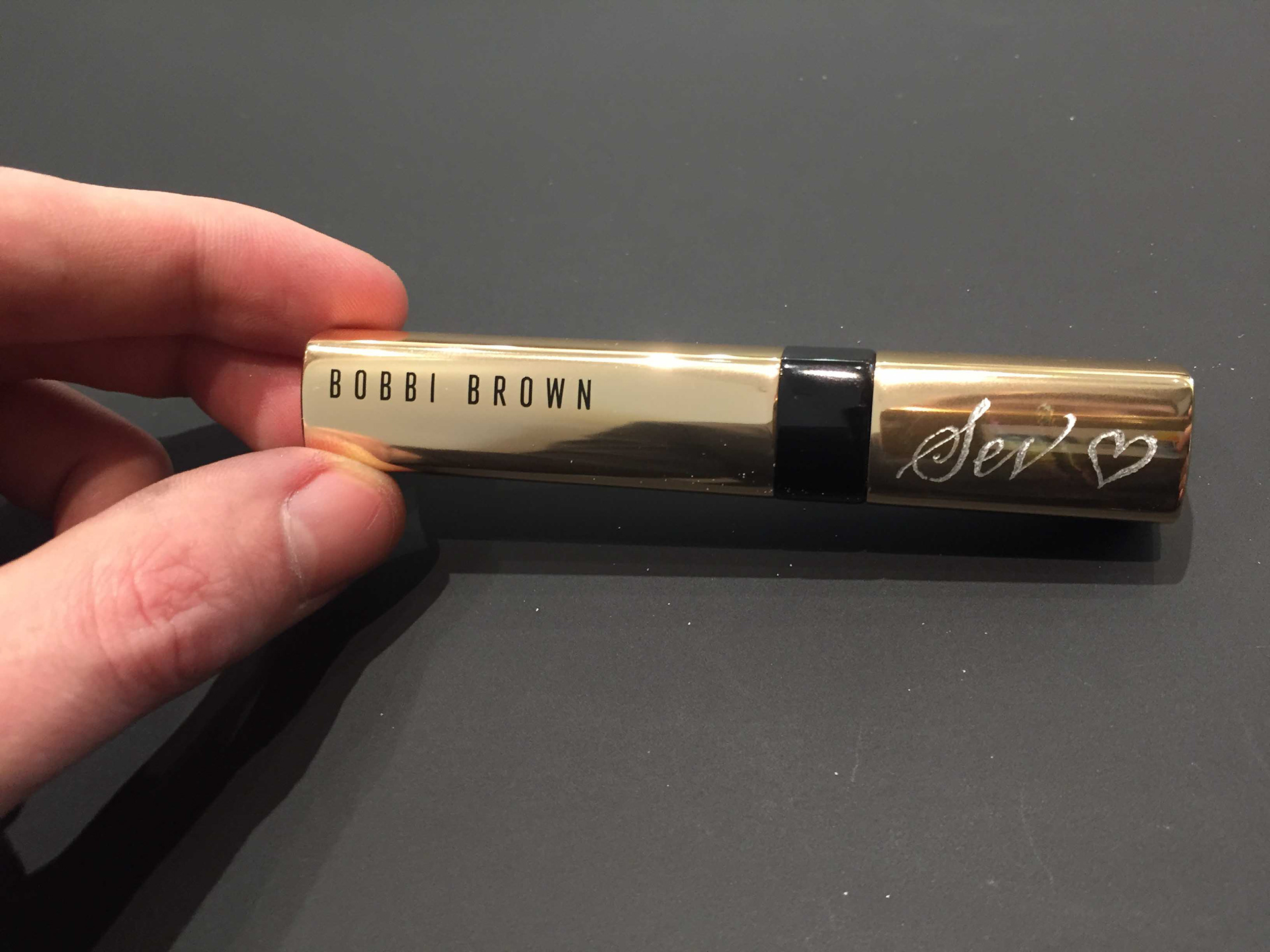 Calligraphie gravée sur rouge à lèvres pour Bobbi Brown rue de Passy