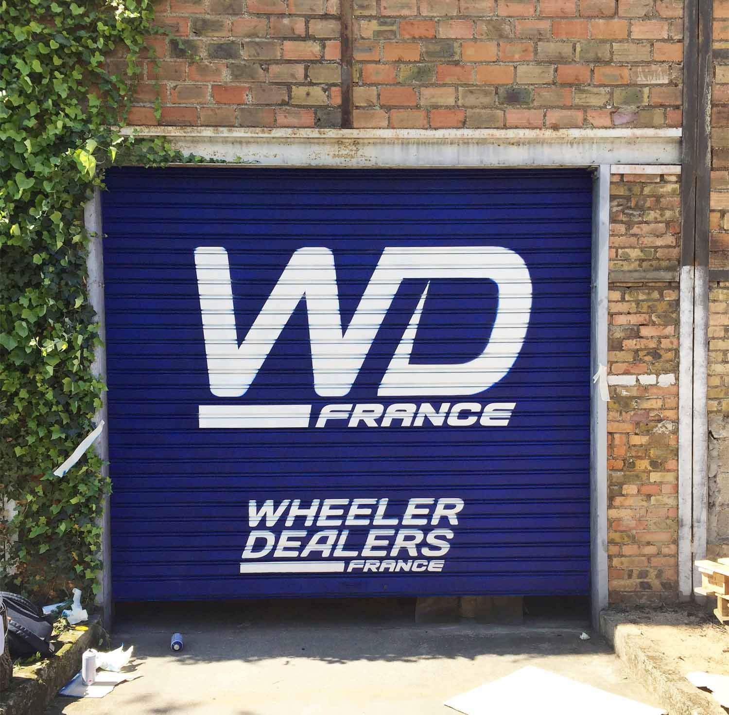 Graffiti sur store pour Wheeler Dealers France sur RMC Découverte