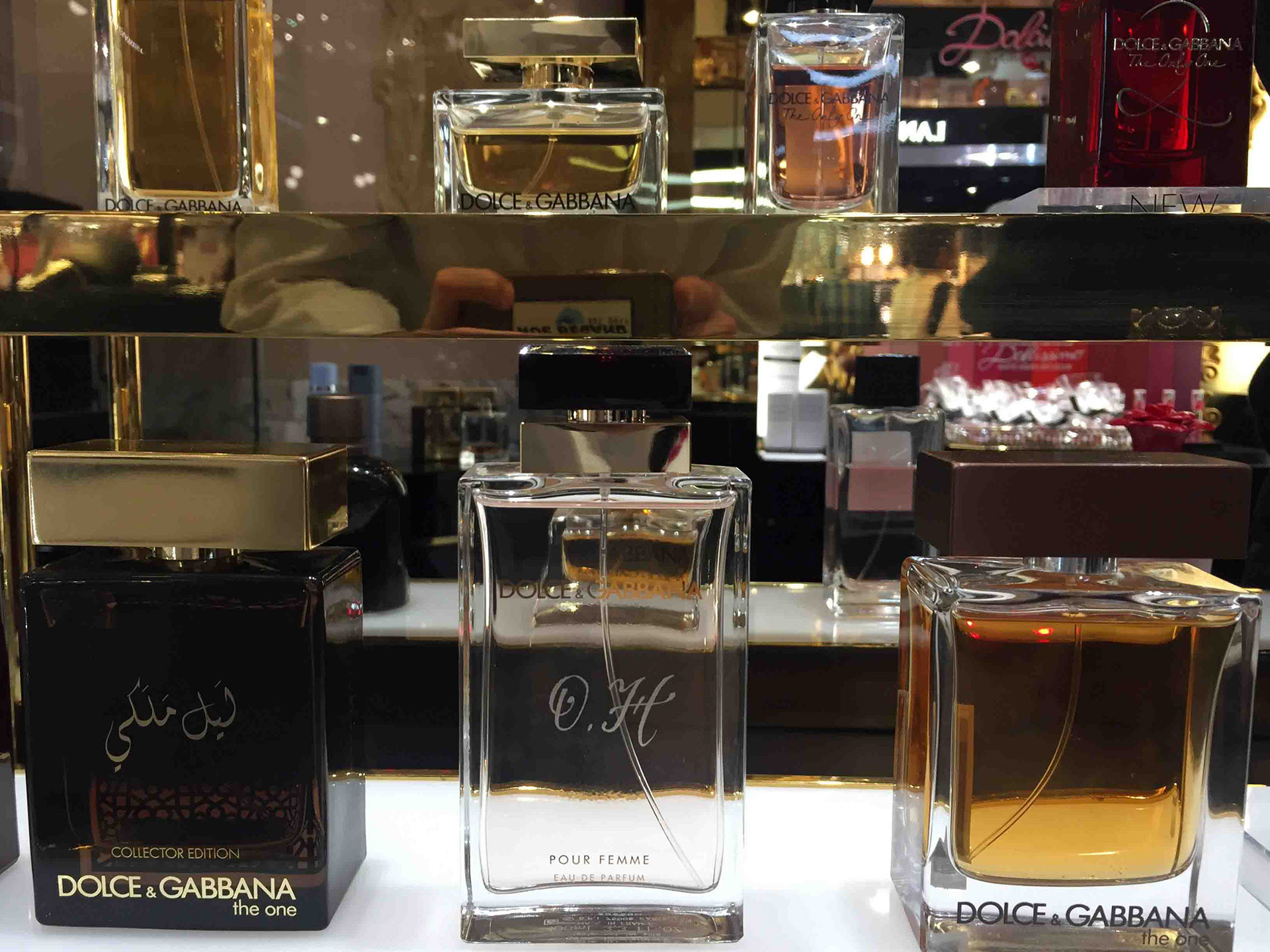 Calligraphie gravée sur bouteilles de parfum Dolce & Gabbana au corner des Galeries Lafayette Haussmann à Paris