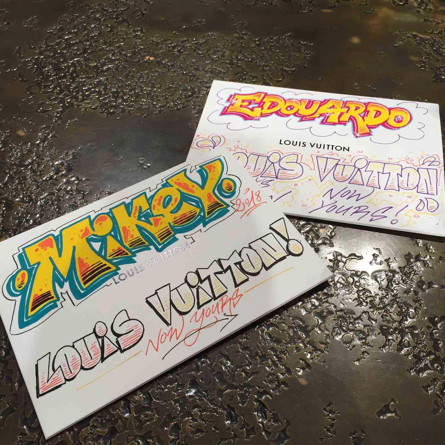 Graffitis sur enveloppes à la boutique Louis Vuitton des Champs-Elysées Paris