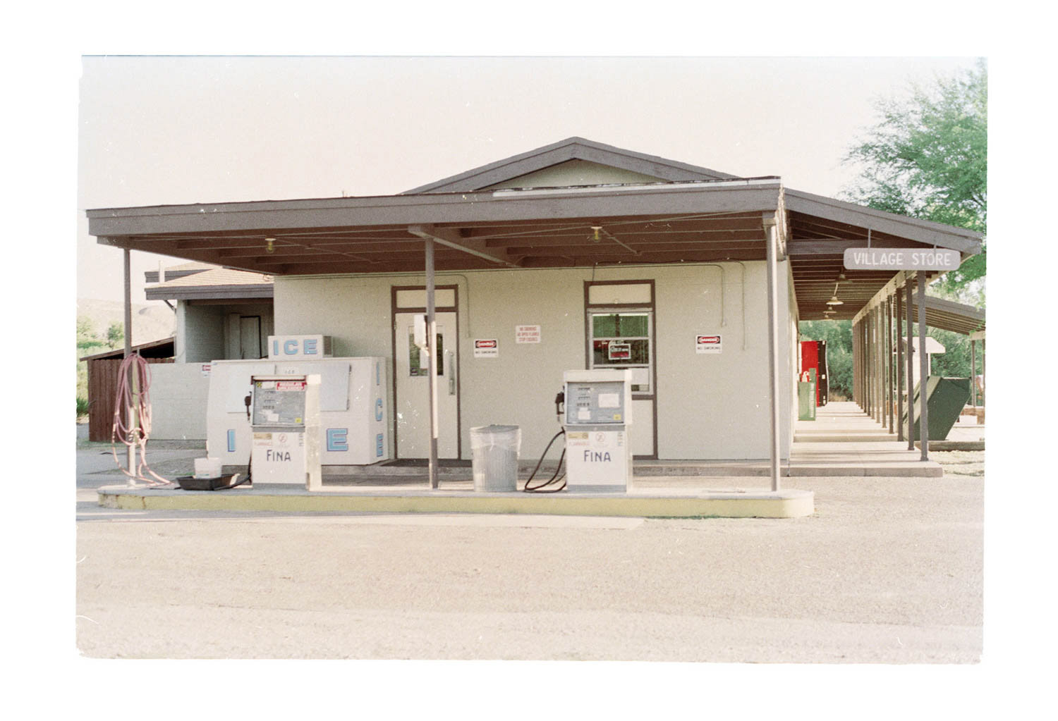 Photographie argentique de station service au Parc National Big Bend au Texas